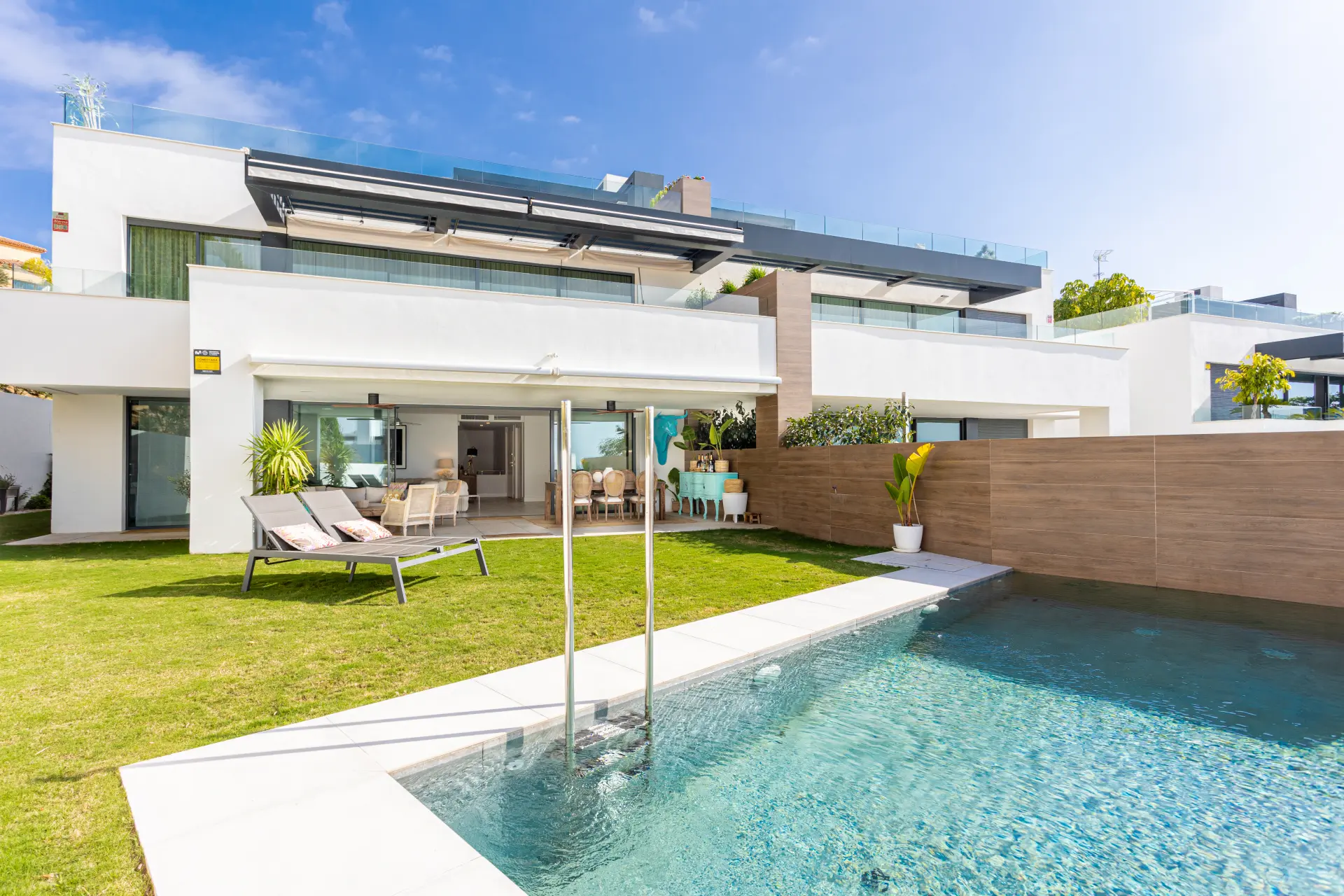 Elegant Duplex Apartment in Artola – Private Garden & Pool Near Cabopino Golf