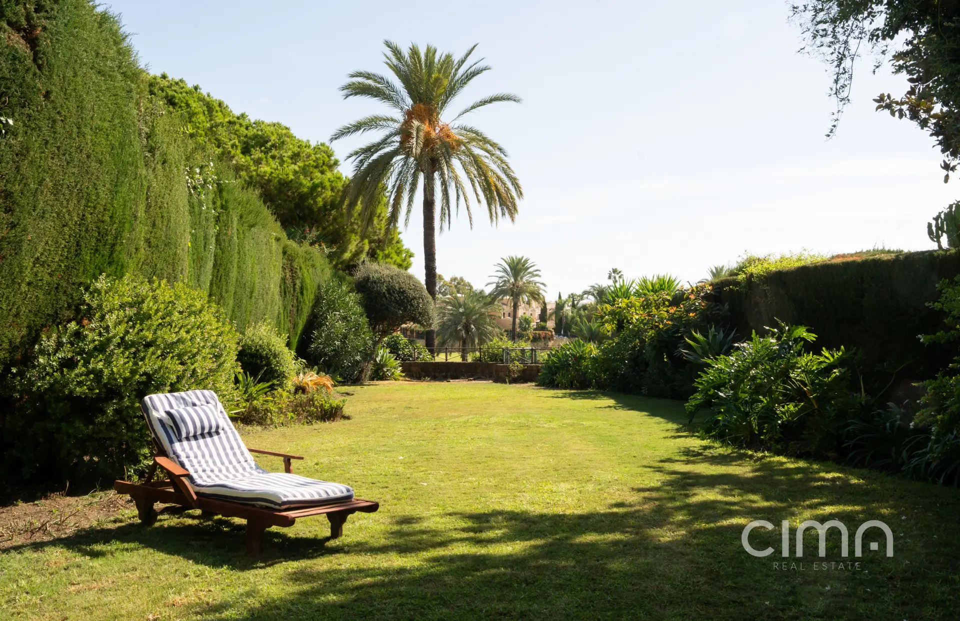 Frontline golf townhouse in Guadalmina Alta