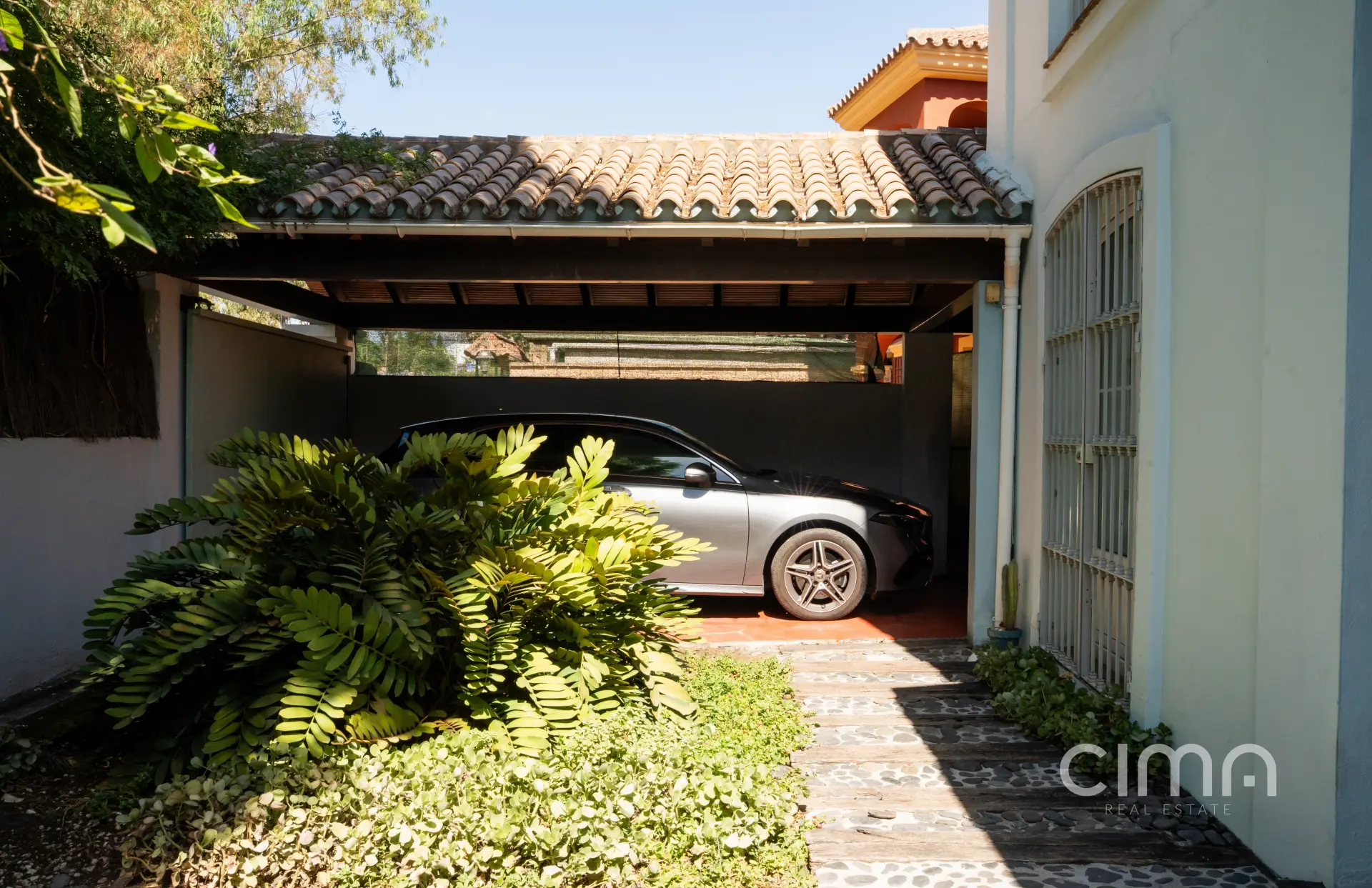 Frontline golf townhouse in Guadalmina Alta