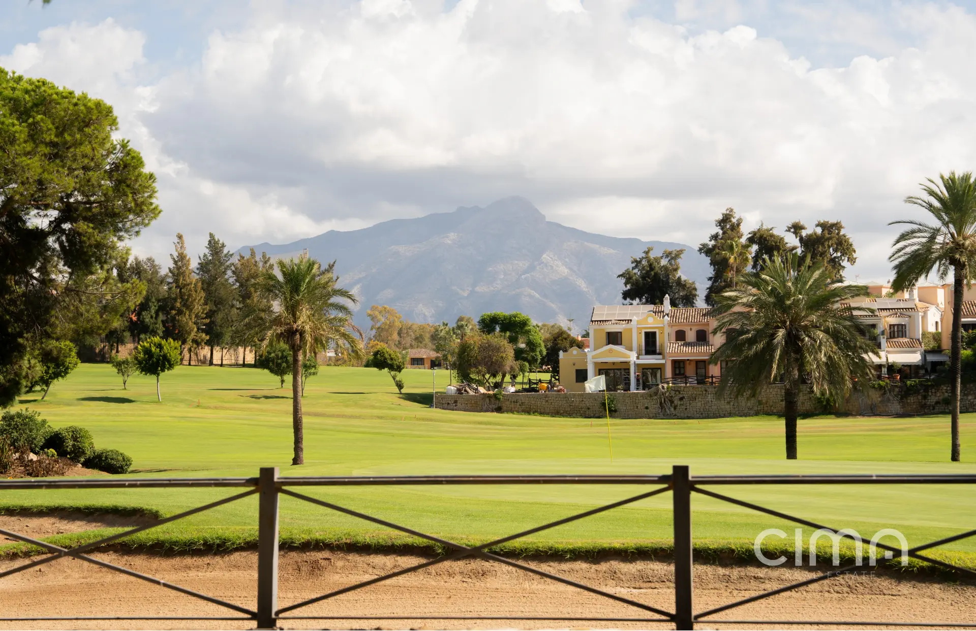 Frontline golf townhouse in Guadalmina Alta