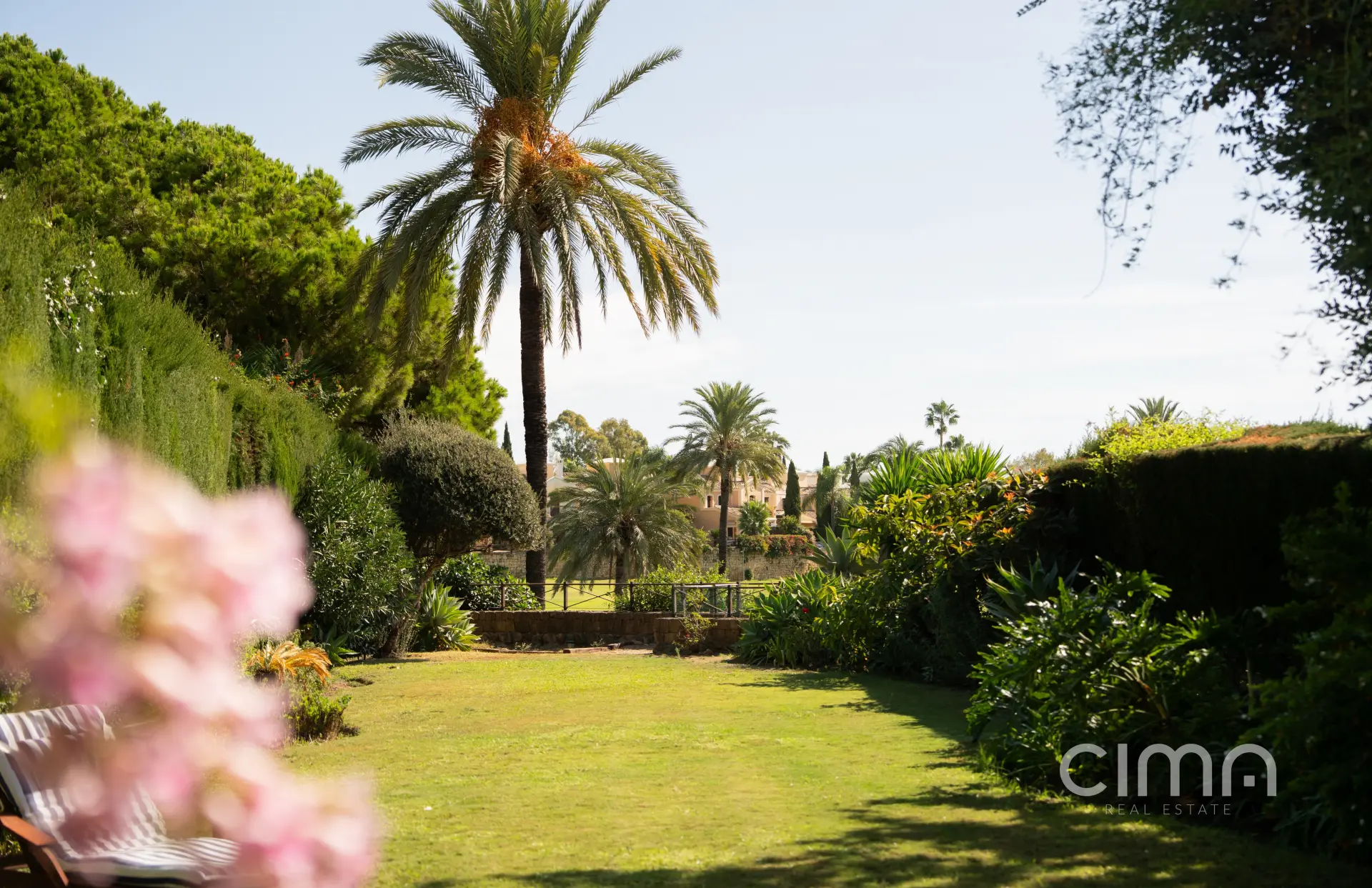 Frontline golf townhouse in Guadalmina Alta