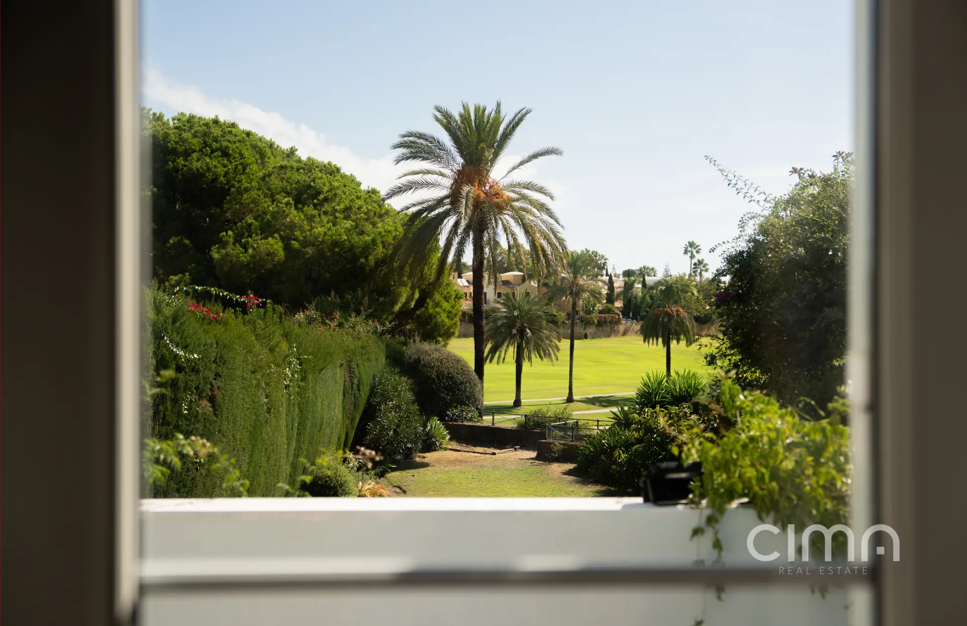 Frontline golf townhouse in Guadalmina Alta