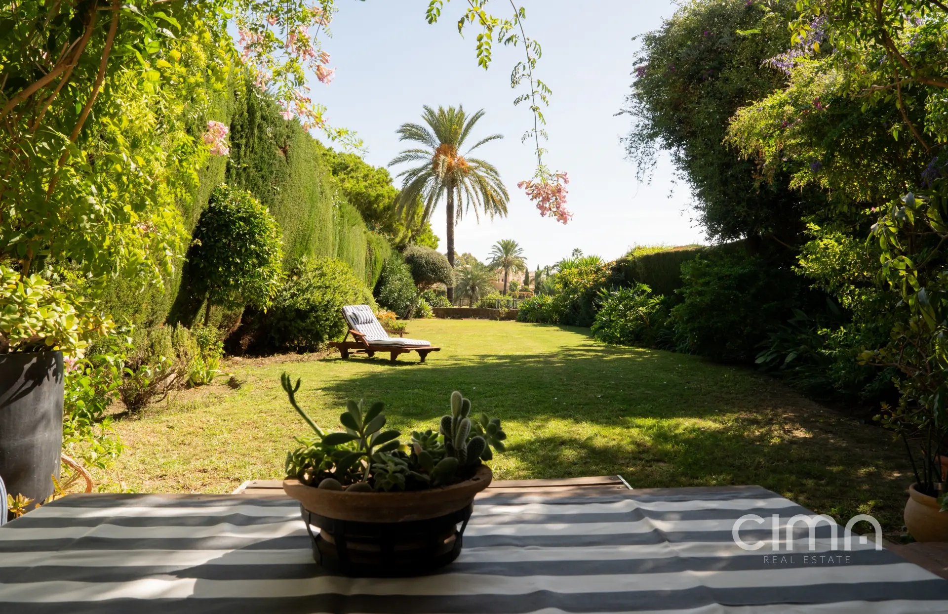Frontline golf townhouse in Guadalmina Alta