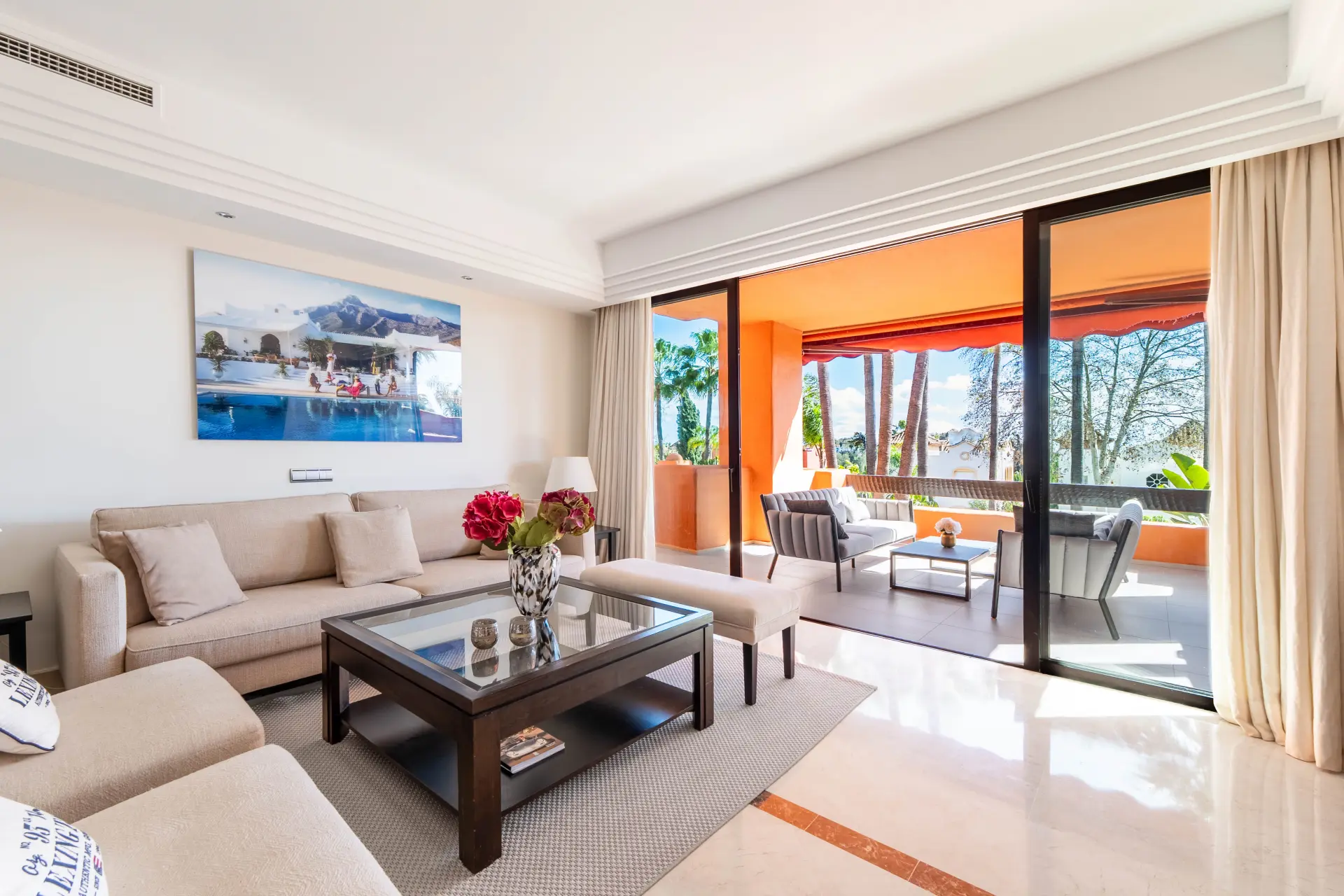 Newly renovated three-bedroom residence in the prestigious La Alzambra