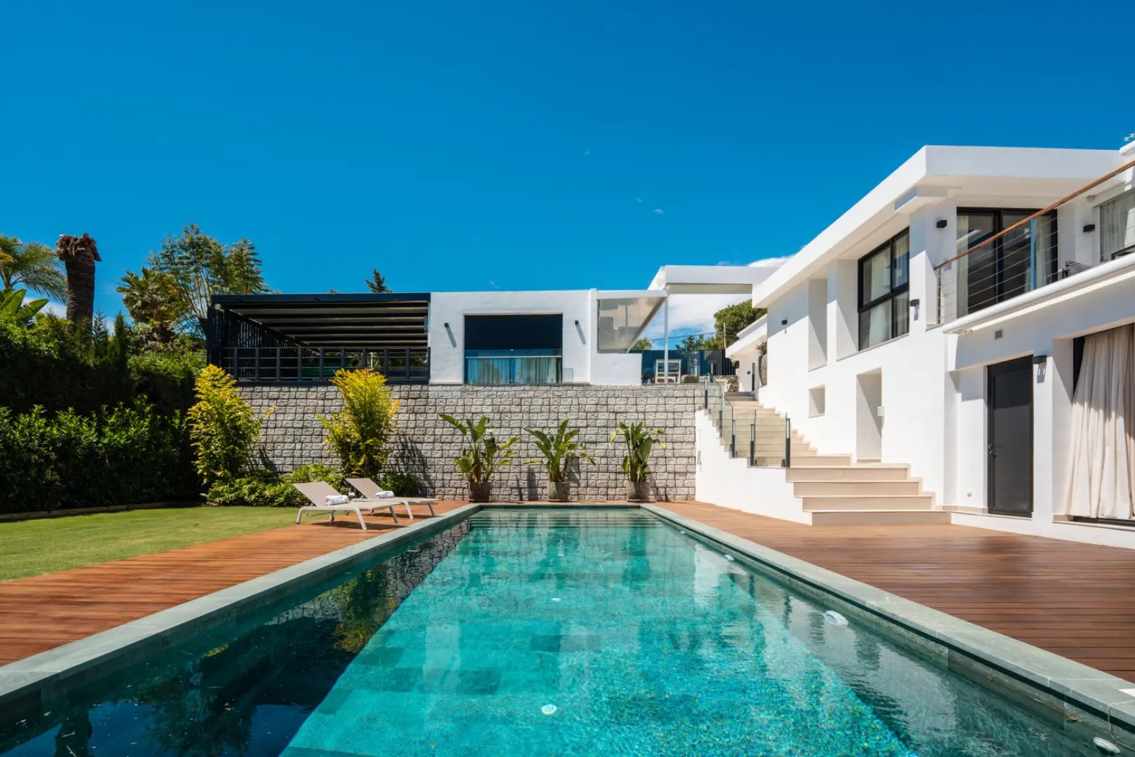 Villa for sale in El Rosario, Marbella