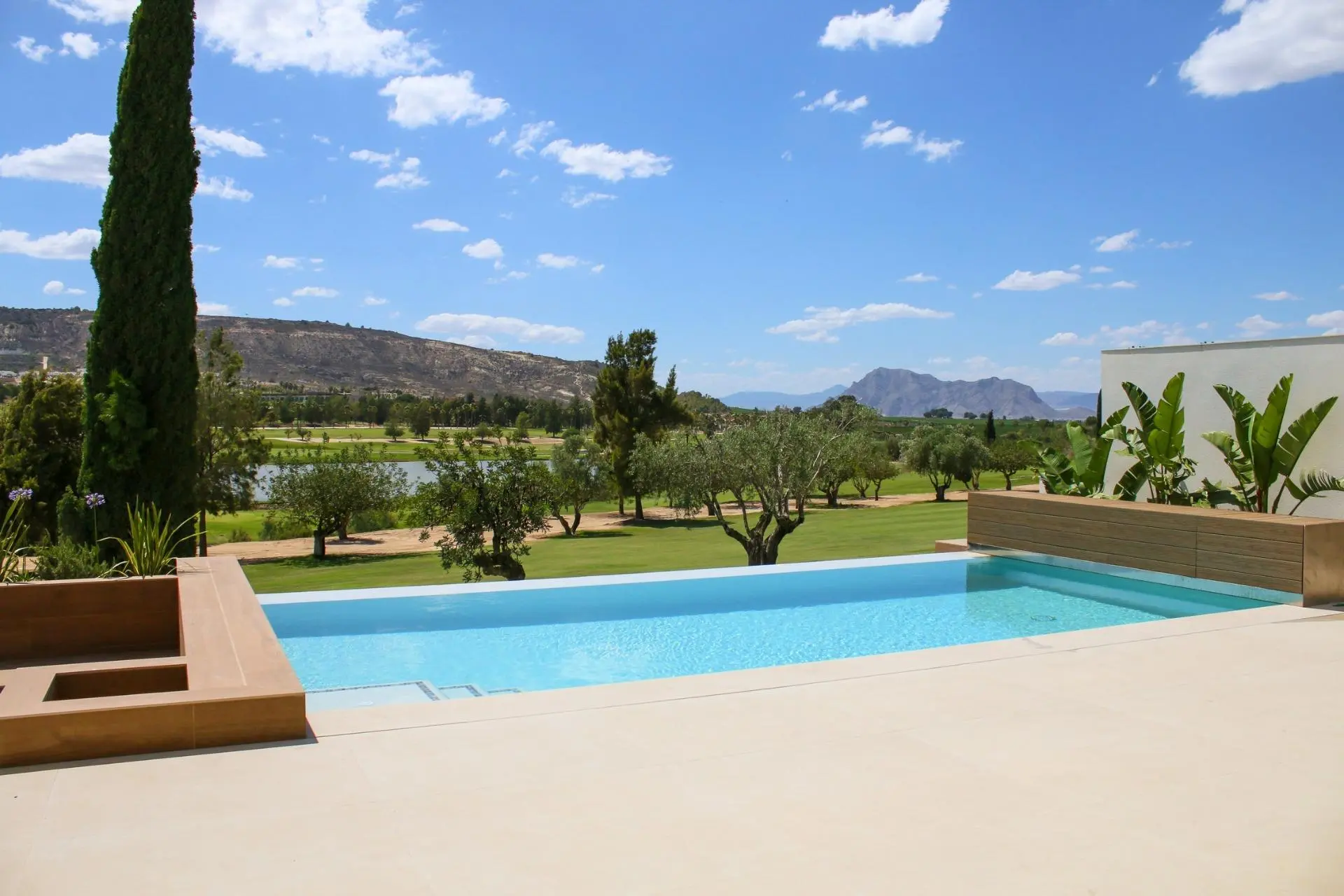 Exklusive Villa zum Verkauf am La Finca Golf in Algorfa