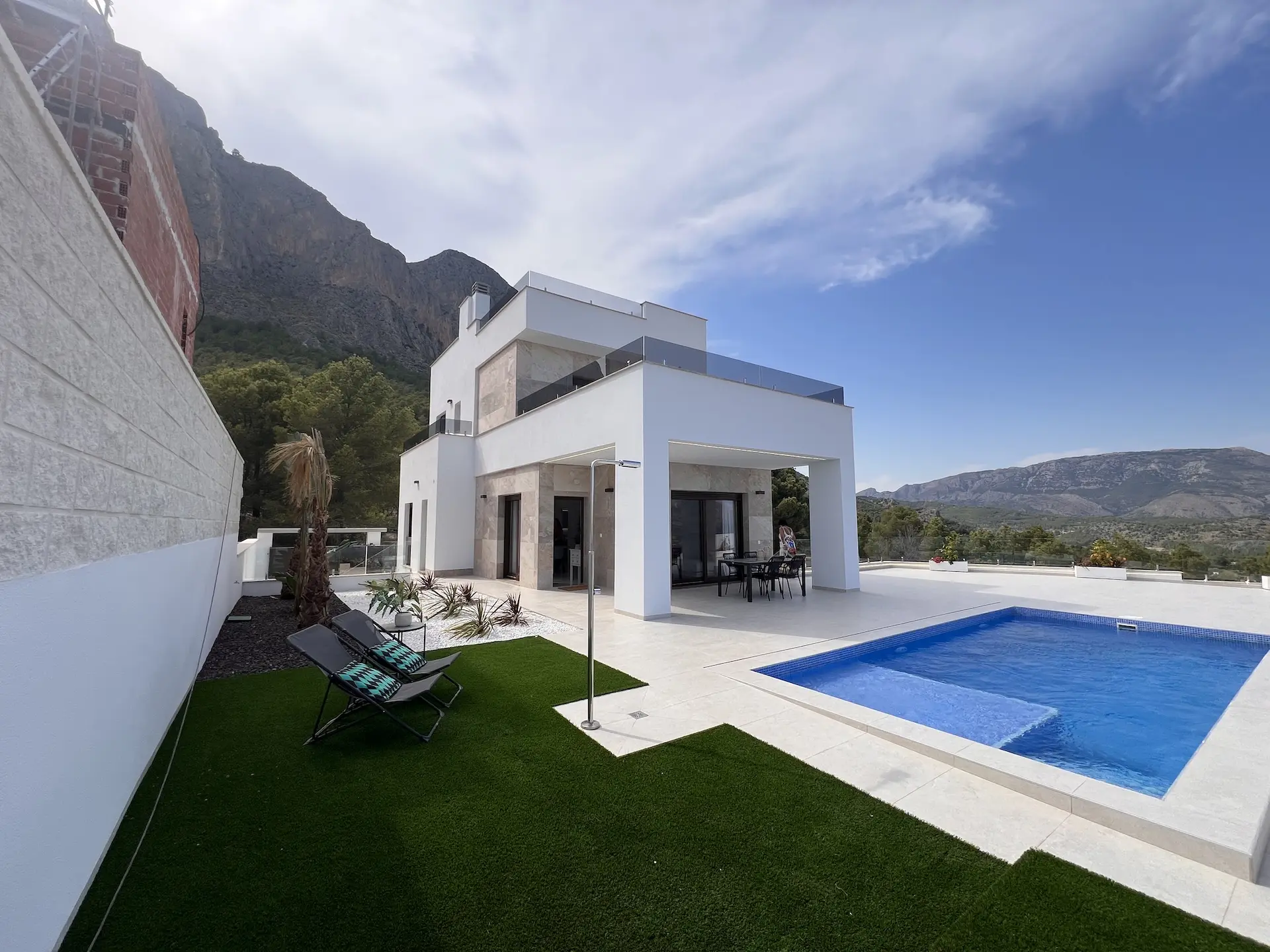 Villa moderne à vendre à Polop avec vue sur la mer et piscine privée