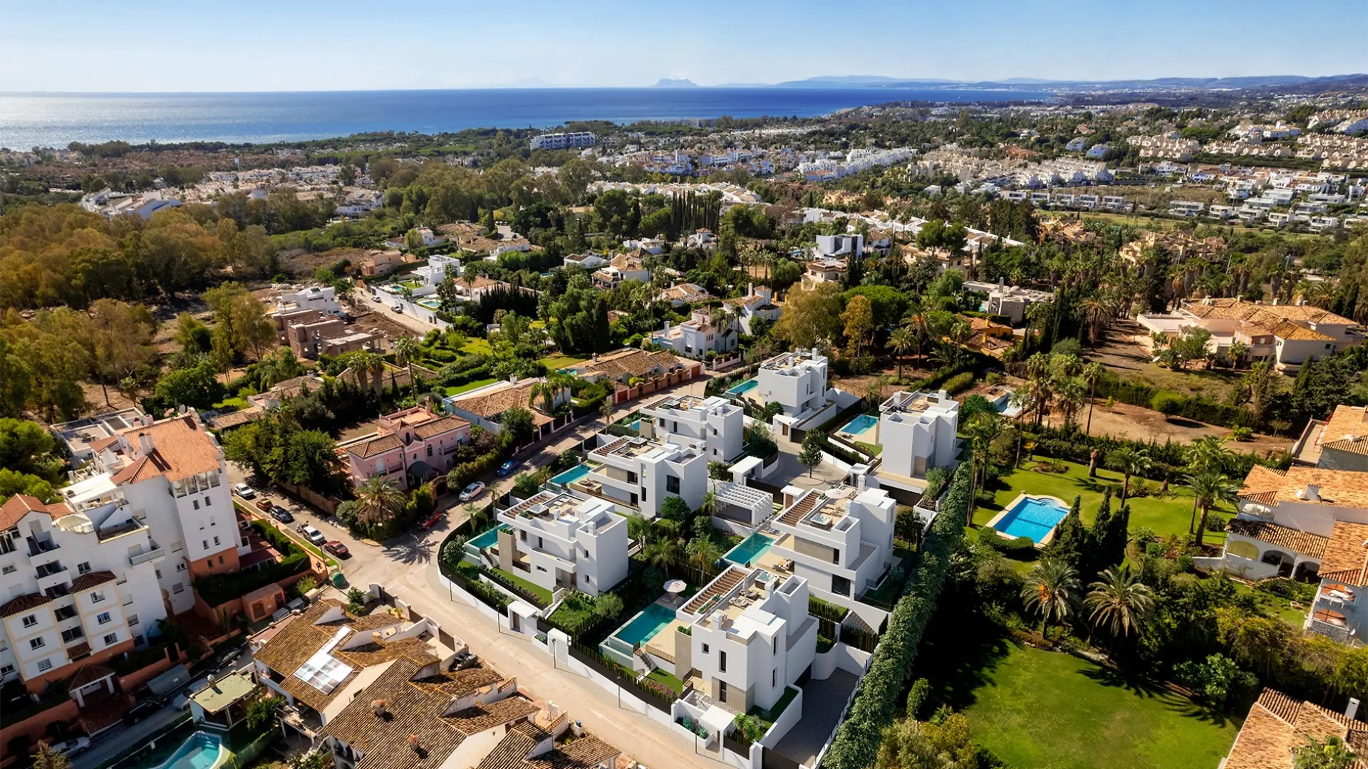 7 Luxury villas with private pool and rooftop solarium in Estepona’s Atalaya area