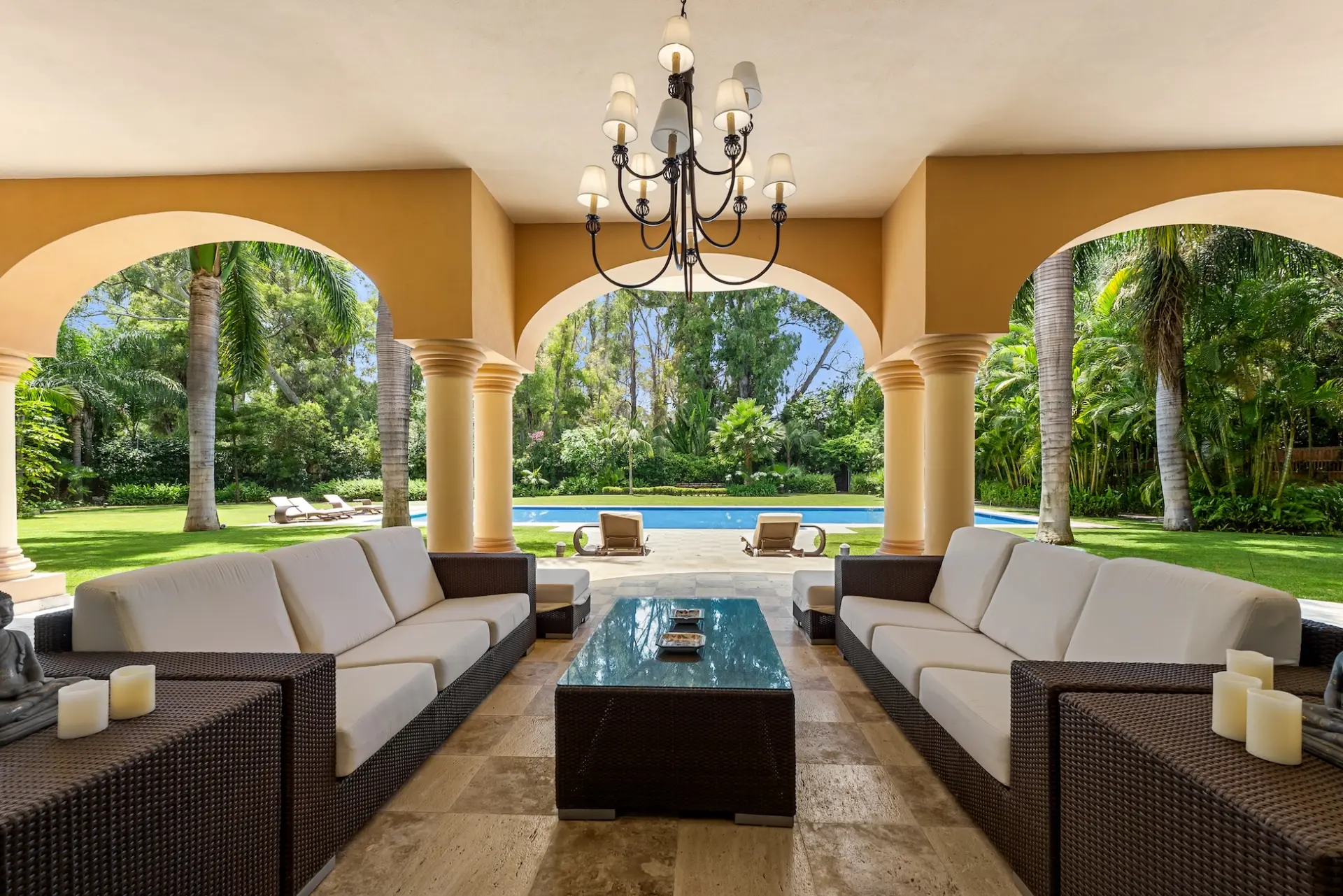 Villa de luxe à vendre avec 8 chambres, à 100 m de la plage à Guadalmina Baja