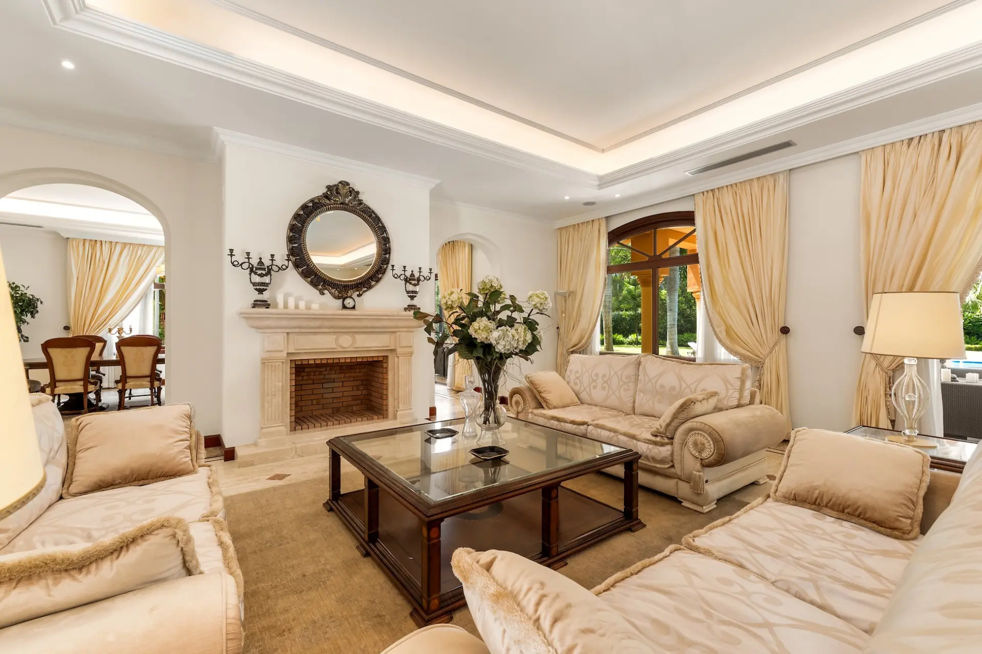 Villa de luxe à vendre avec 8 chambres, à 100 m de la plage à Guadalmina Baja