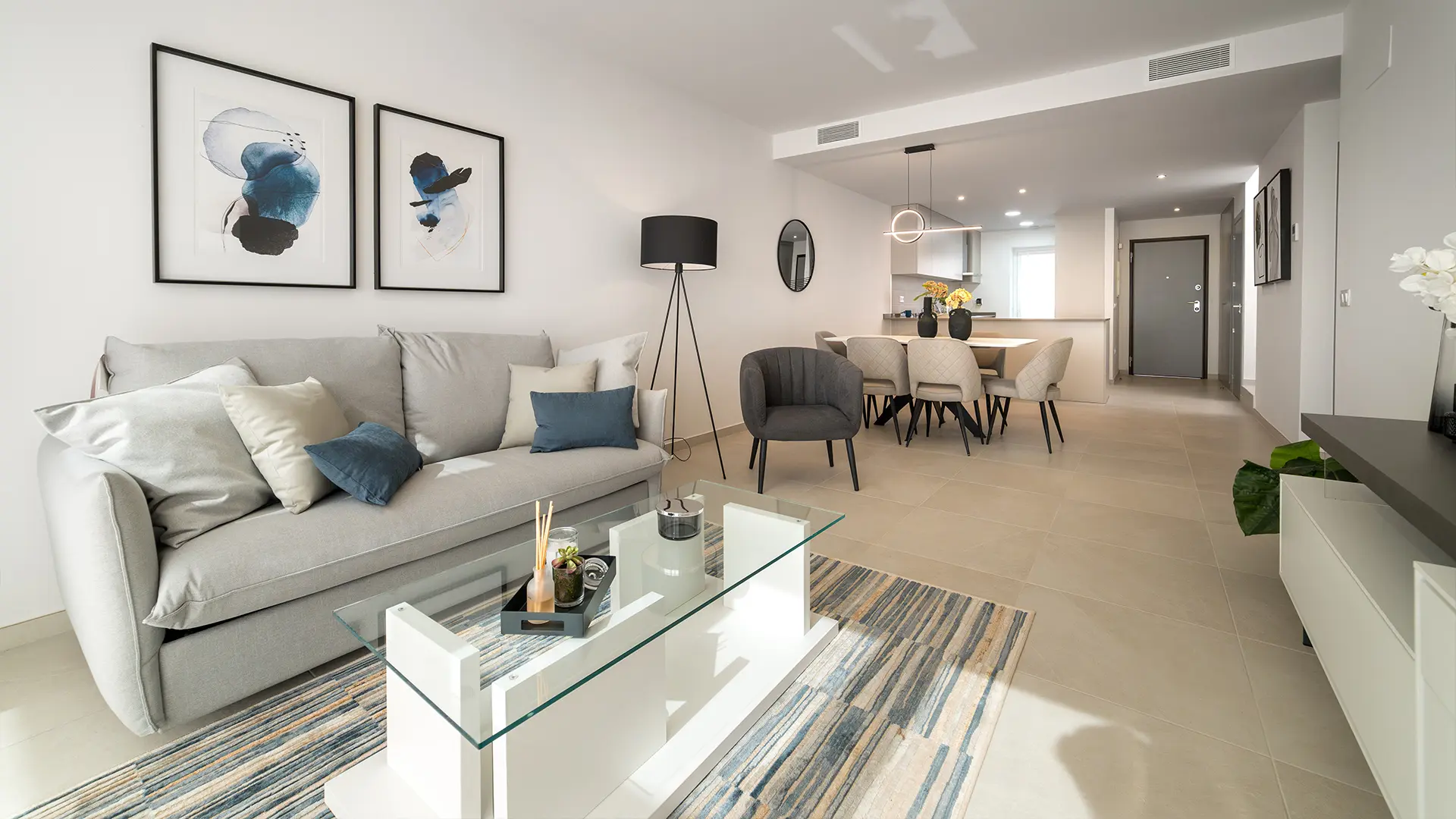 Stunning seafront apartment with 2 bedrooms for sale in Costa Almería