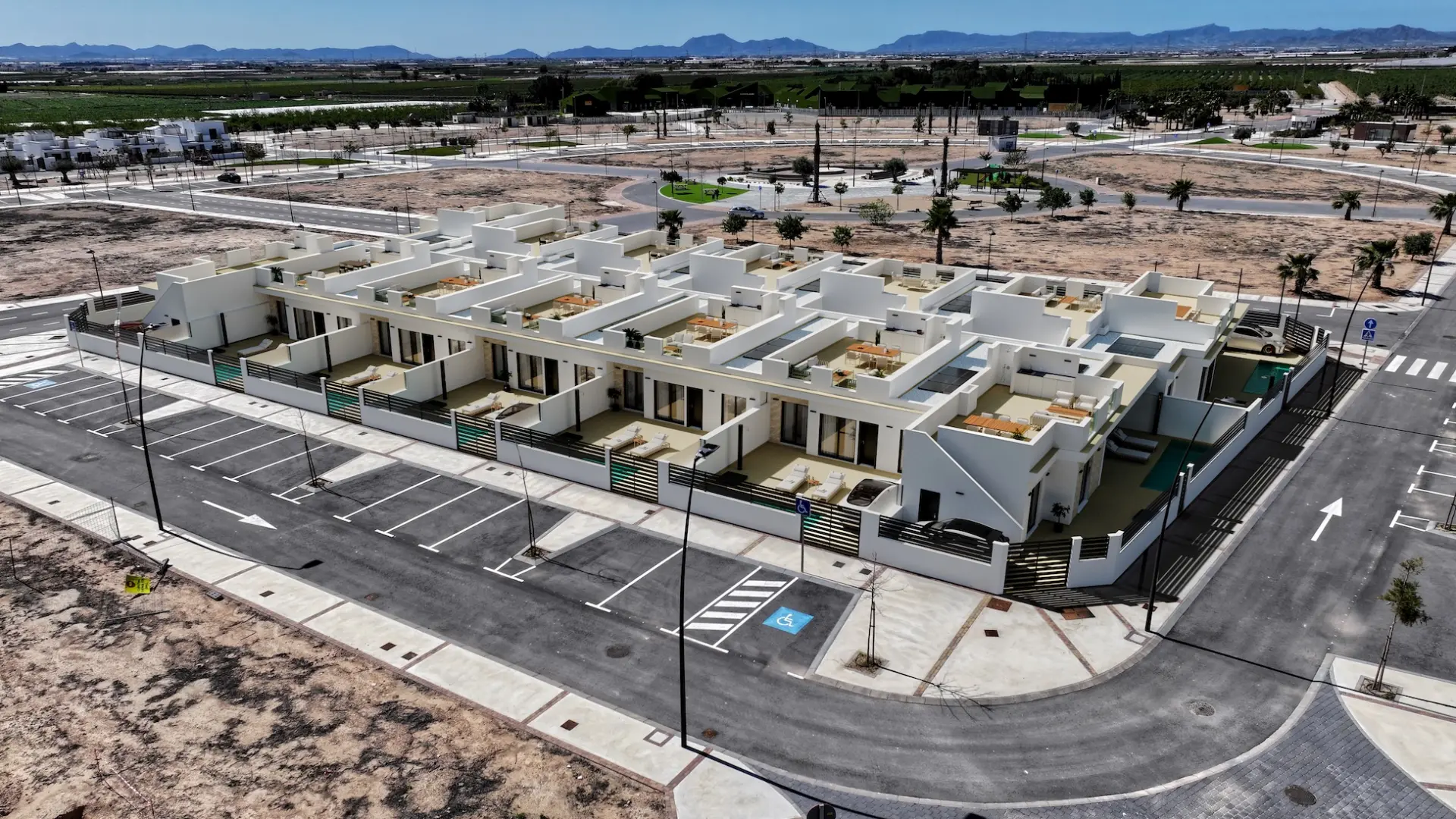 Modern herenhuis met privézwembad te koop in exclusief resort in Roldan