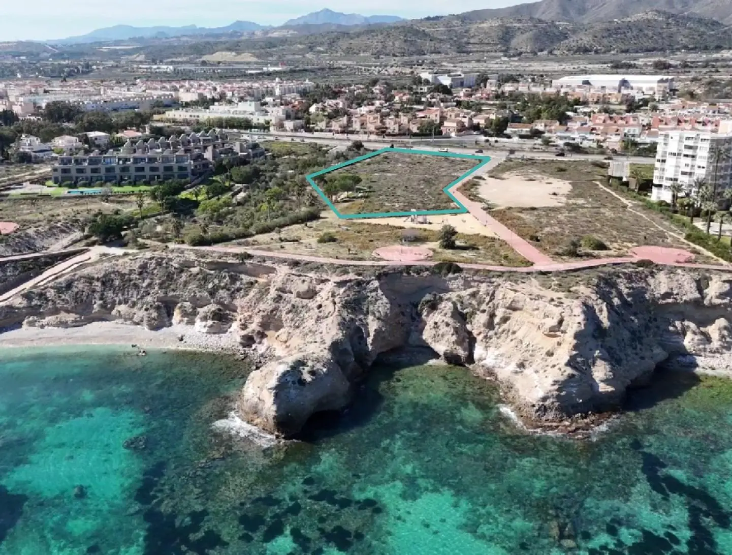 Geschakelde woning in El Campello te koop aan het strand
