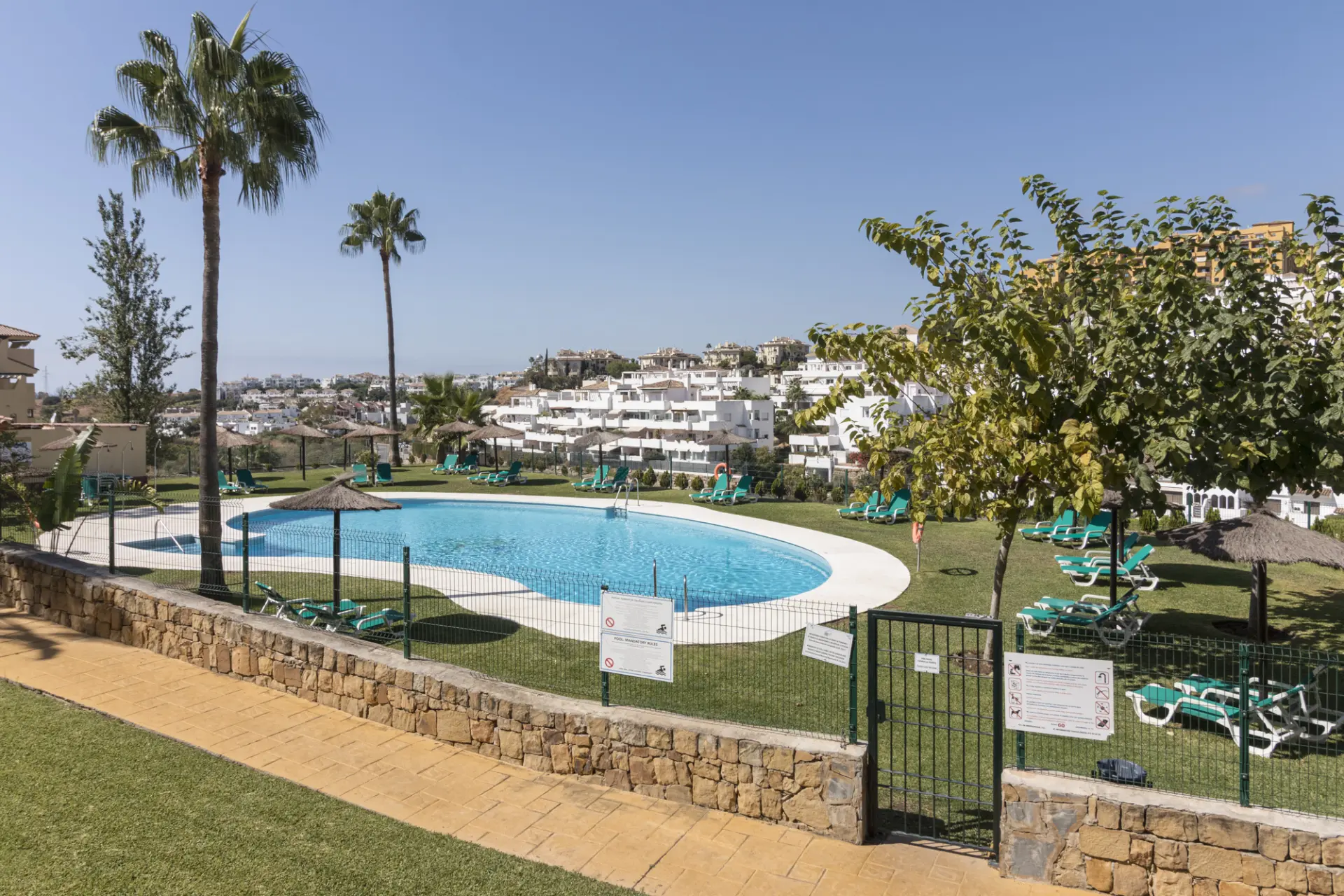 La urbanización cuenta con zonas ajardinadas, piscina comunitaria, pista de pádel y zona de parque para niños.