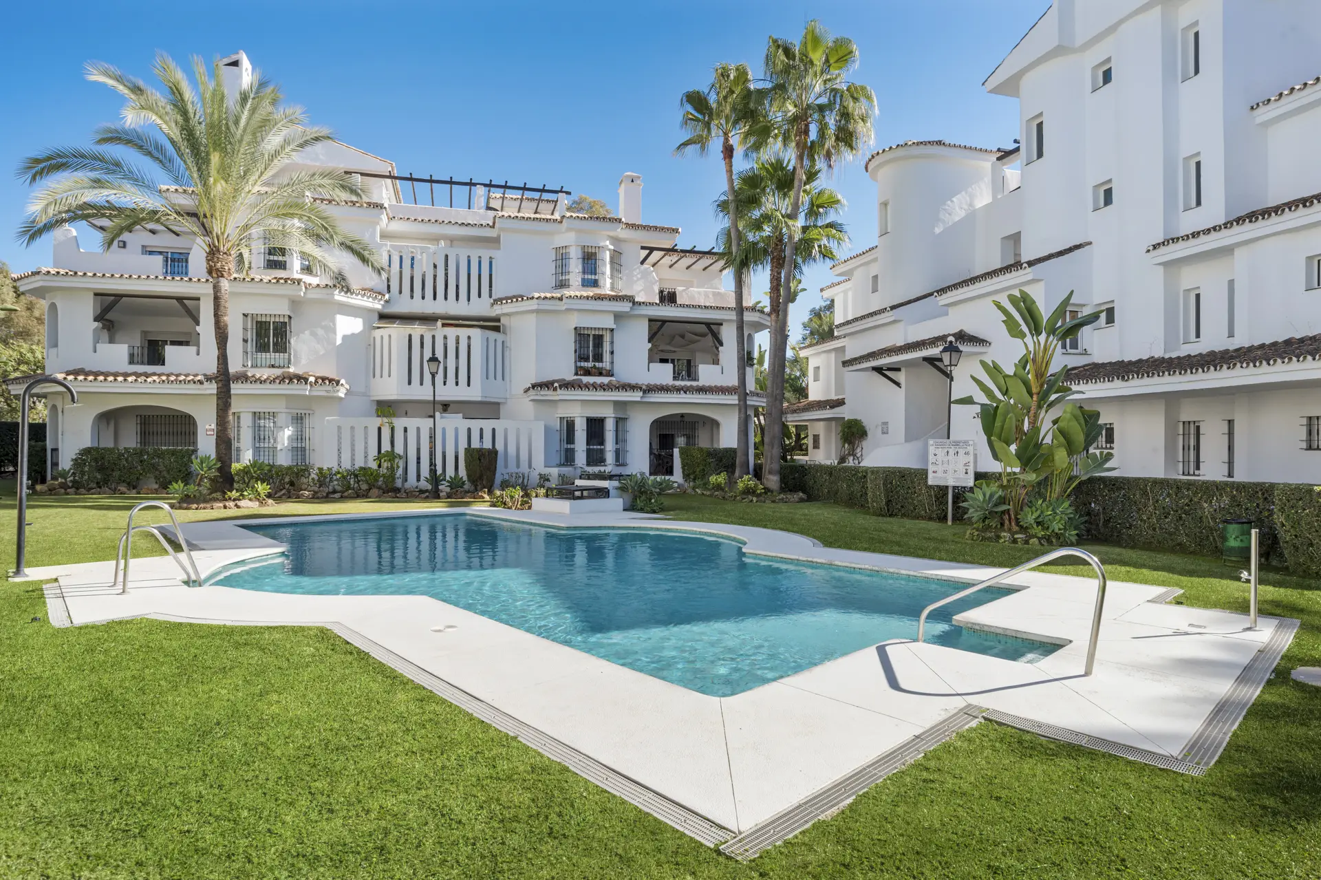Penthouse voor lange verhuur in Los Naranjos, Nueva Andalucia