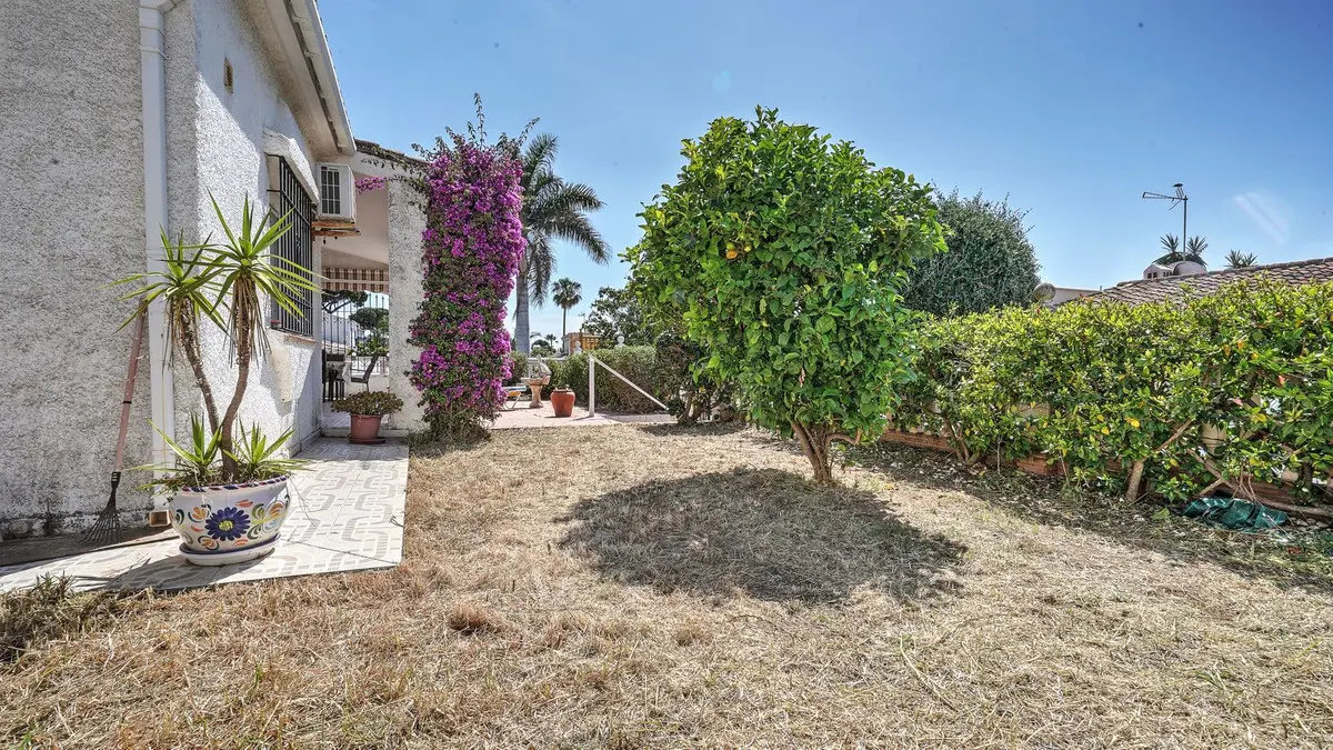 Villa for sale in Calypso, Calahonda
