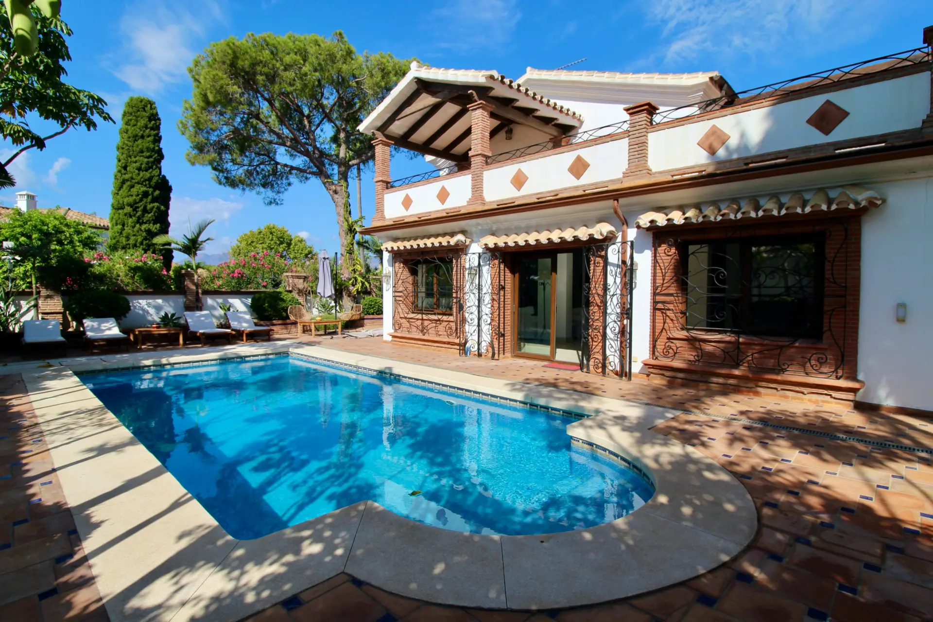 Villa mediterránea independiente junto a la playa en El Presidente, Estepona