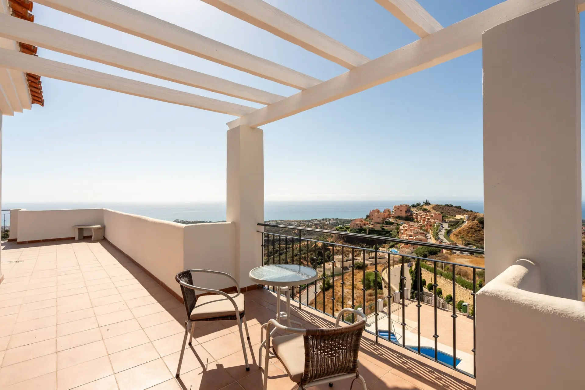 2-bedroom, 2-bathroom corner penthouse located in the sought-after Paraíso Calahonda complex in Sitio de Calahonda