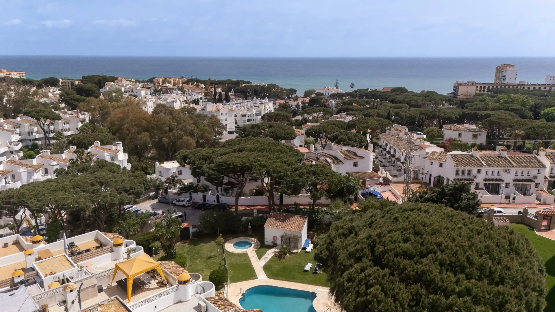 Stylish Renovated 2-Bedroom Apartment in Lower Calahonda – Walking Distance to Beach & Amenities