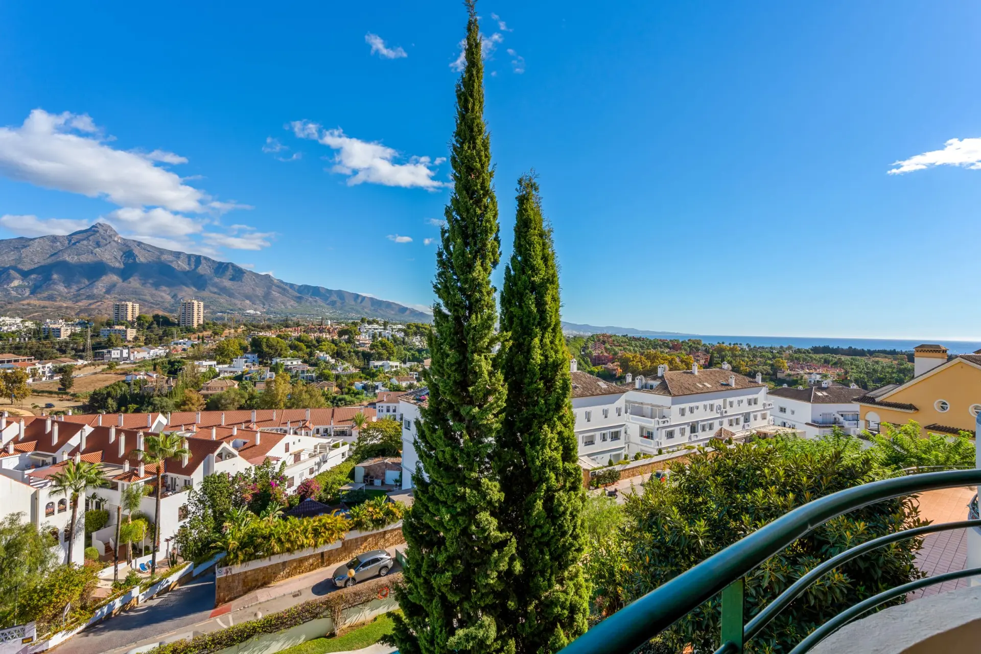 Modern 2-Bedroom Apartment with Panoramic Views in Señorio de Aloha, Nueva Andalucia