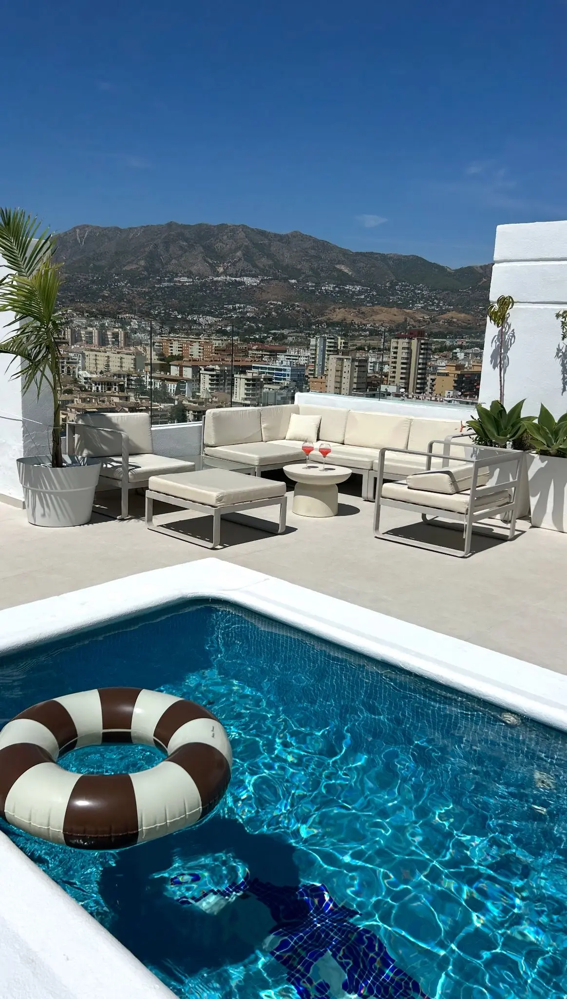 Exklusivt strandnära Penthouse i 2 Plan med Privat Pool & Panoramautsikt – 182 m²