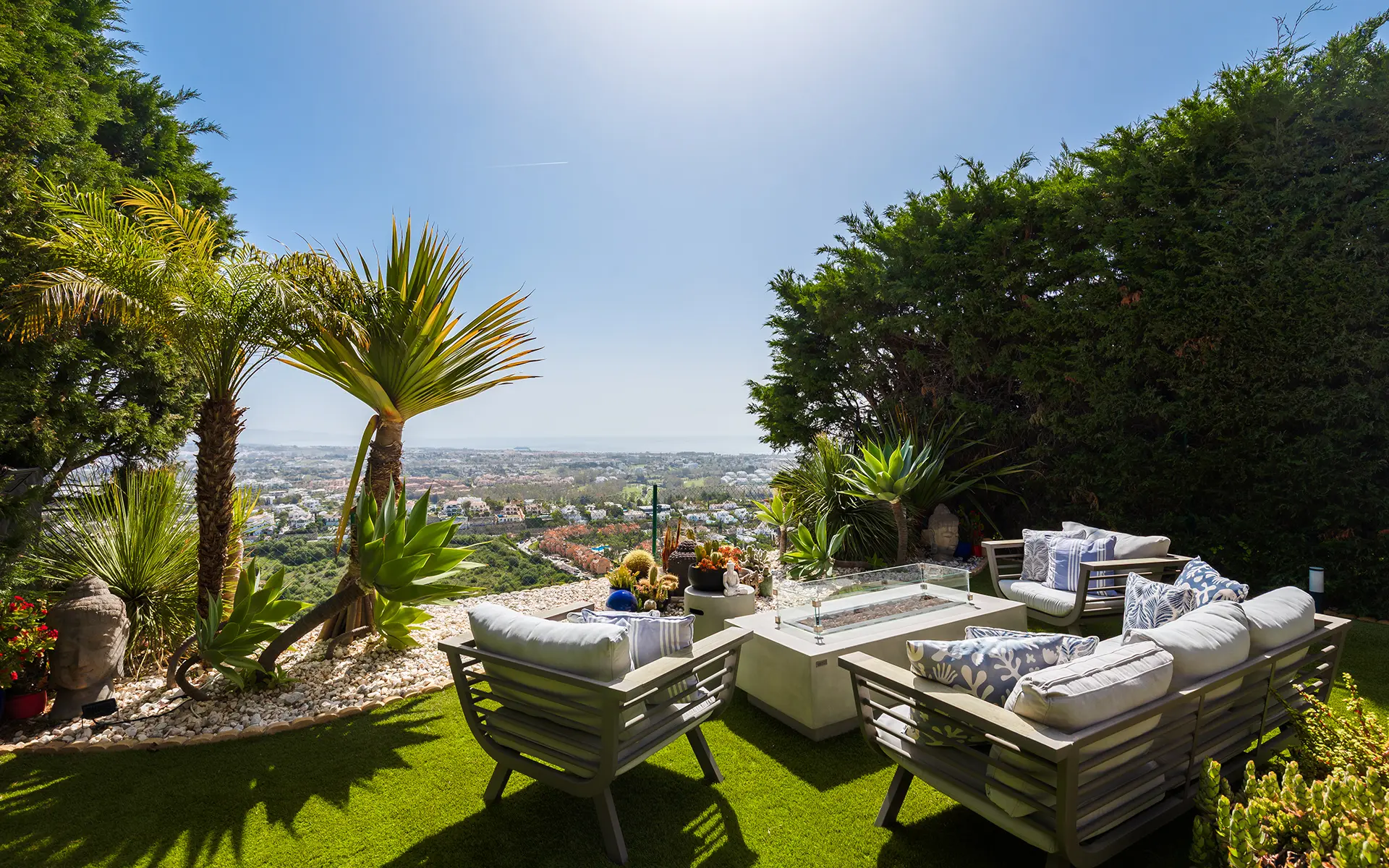 Adosada contemporánea con vistas panorámicas en una urbanización cerrada en Benahavís