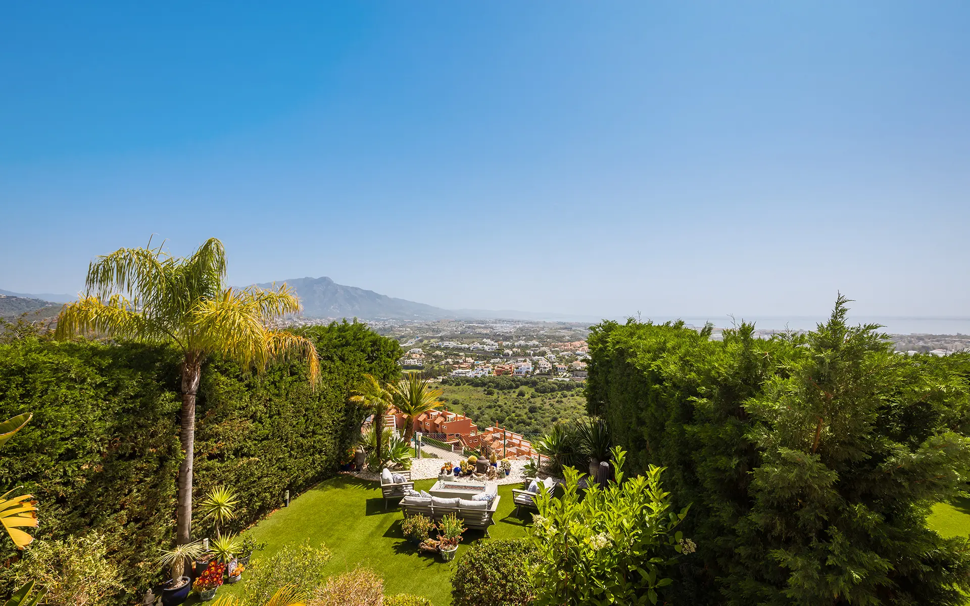 Adosada contemporánea con vistas panorámicas en una urbanización cerrada en Benahavís