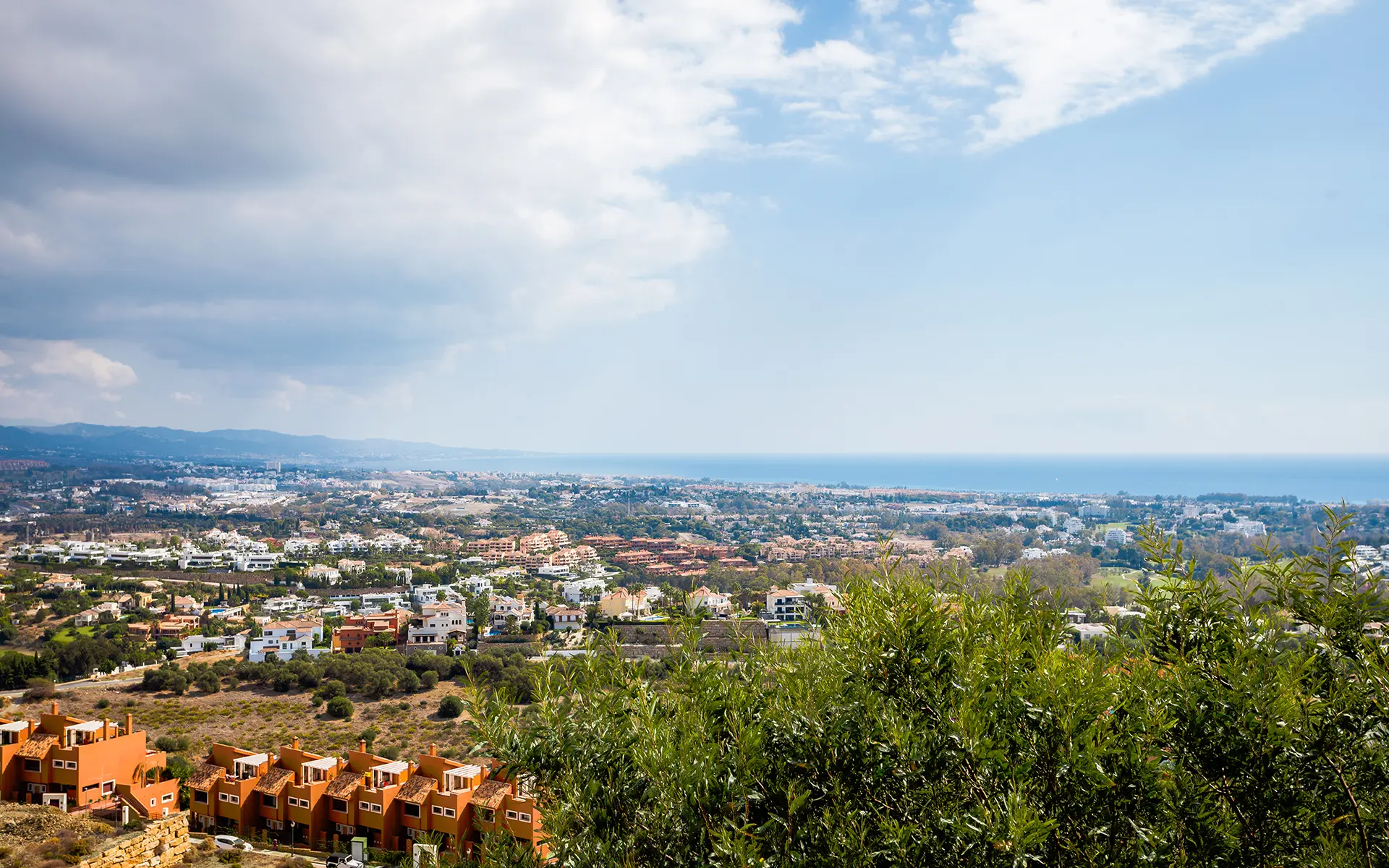 Adosada contemporánea con vistas panorámicas en una urbanización cerrada en Benahavís