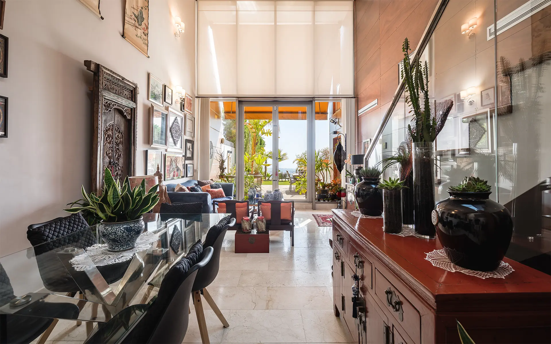 Adosada contemporánea con vistas panorámicas en una urbanización cerrada en Benahavís