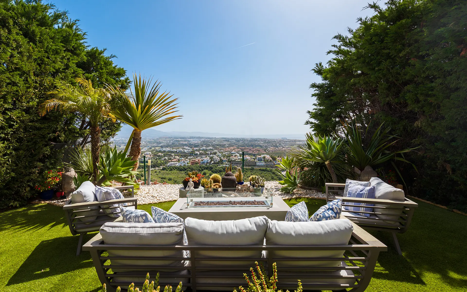 Adosada contemporánea con vistas panorámicas en una urbanización cerrada en Benahavís