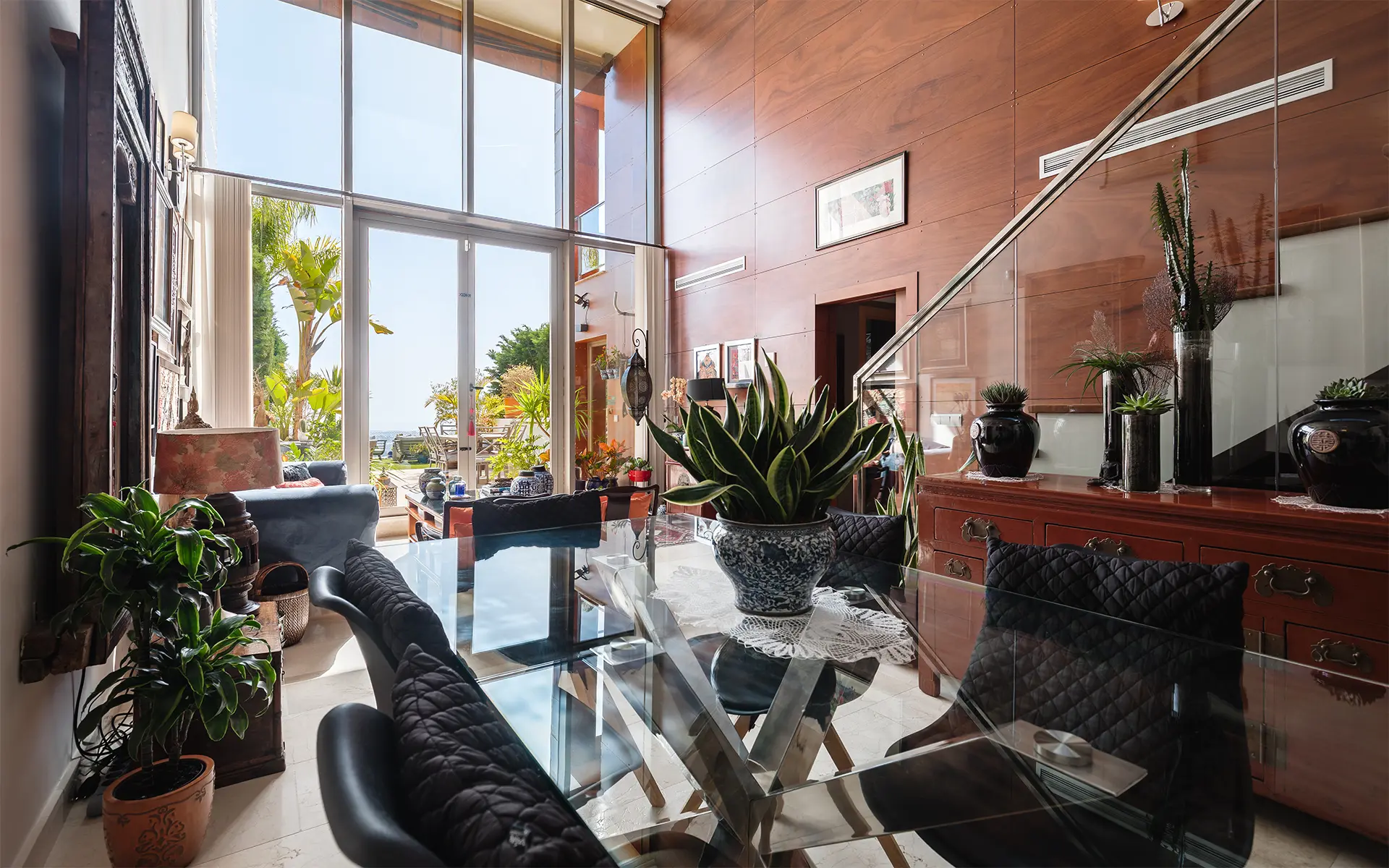 Adosada contemporánea con vistas panorámicas en una urbanización cerrada en Benahavís