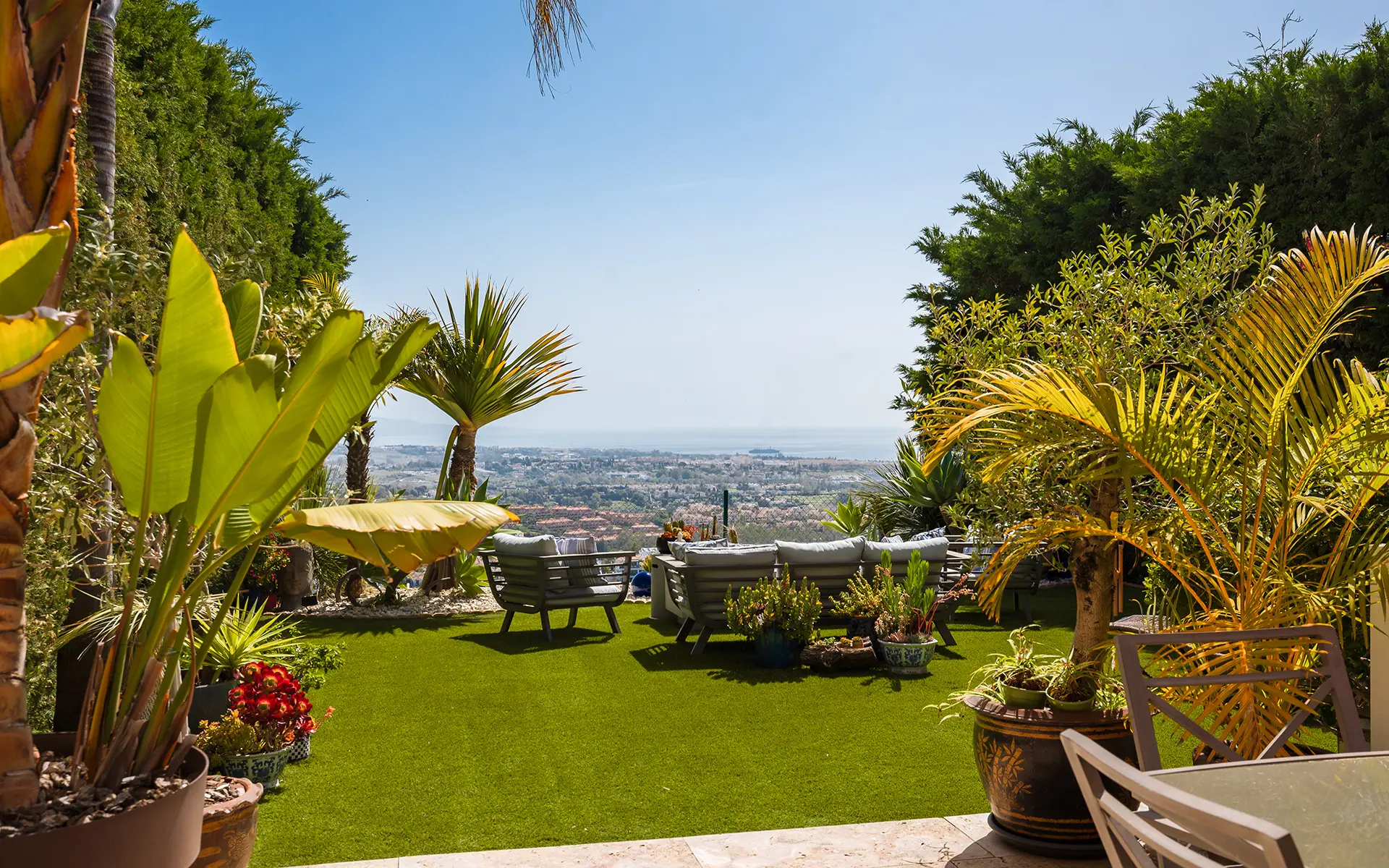 Adosada contemporánea con vistas panorámicas en una urbanización cerrada en Benahavís