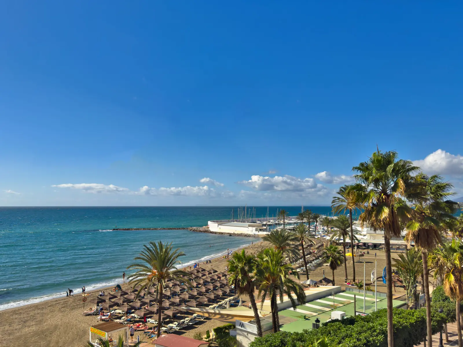 Apartamento en Primera Línea de Playa con Vistas al Mar y Conserjería 24/7