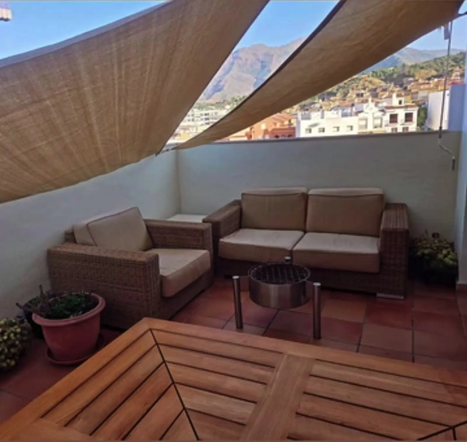 Delvis frittstående hus til salgs i Calvario, Estepona by