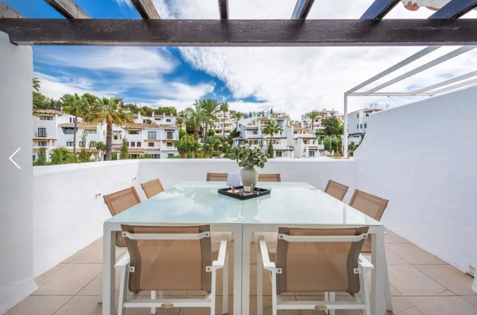 Spacious, light-filled two-bedroom penthouse in the exclusive Ivy Residence