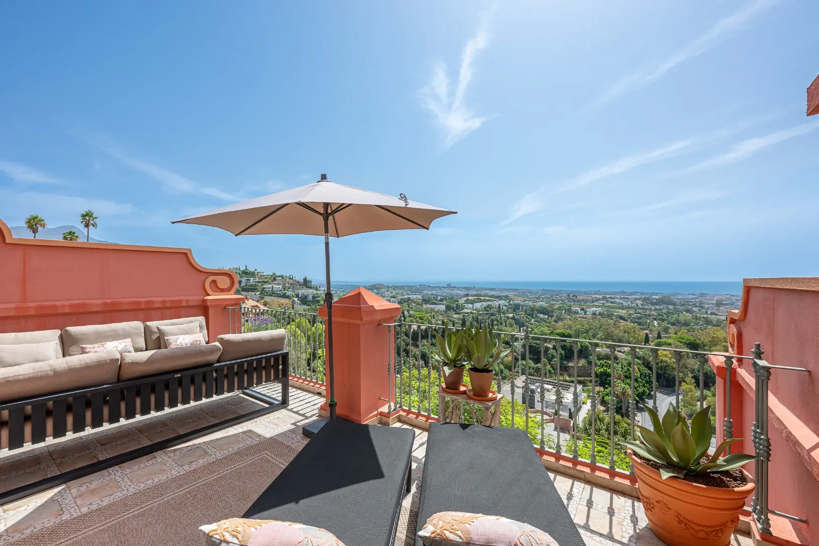 Exclusive Duplex Reformed with Panoramic Sea Views in La Quinta, Benahavís
