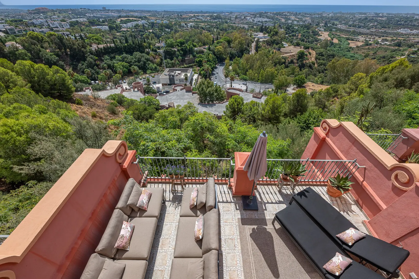 Exclusive Duplex Reformed with Panoramic Sea Views in La Quinta, Benahavís