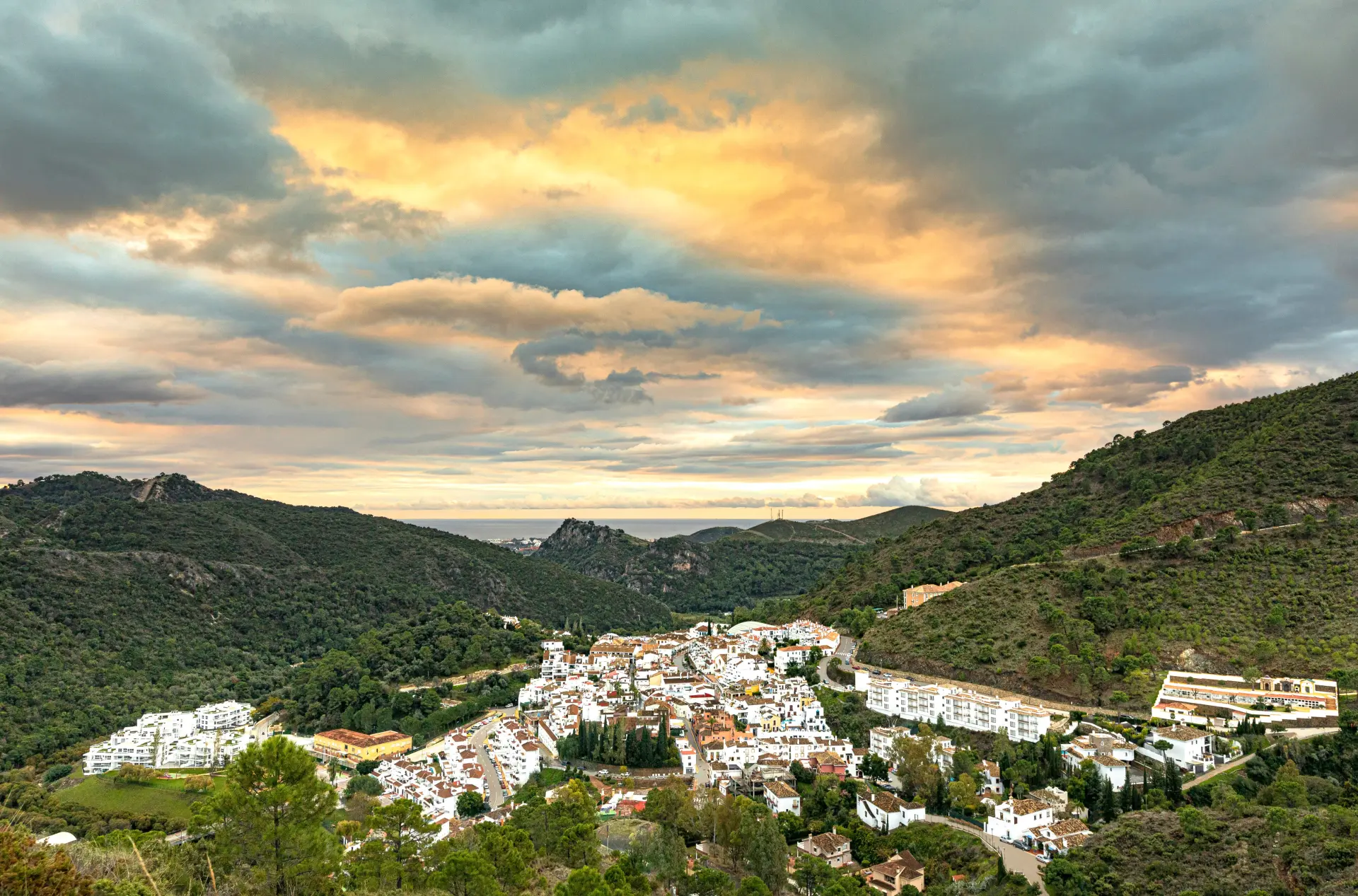 Fuente Lirios, apartments and penthouses in the center of Benahavís