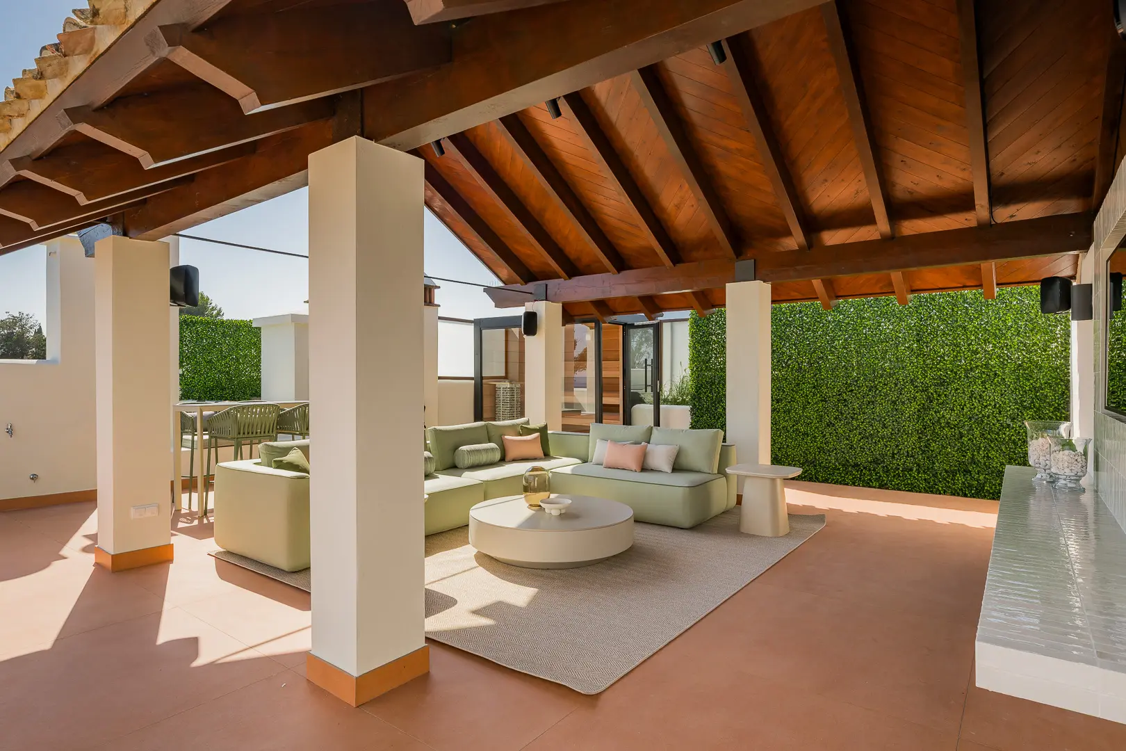 Piękny, Odnowiony, Trzy sypialnie Penthouse znajduje się w Prestisible Beachfront Wspólnoty Bahia del Velerin, Estepona.