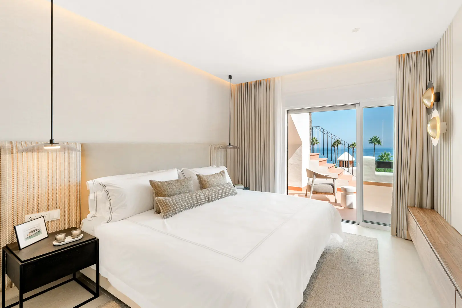 Piękny, Odnowiony, Trzy sypialnie Penthouse znajduje się w Prestisible Beachfront Wspólnoty Bahia del Velerin, Estepona.