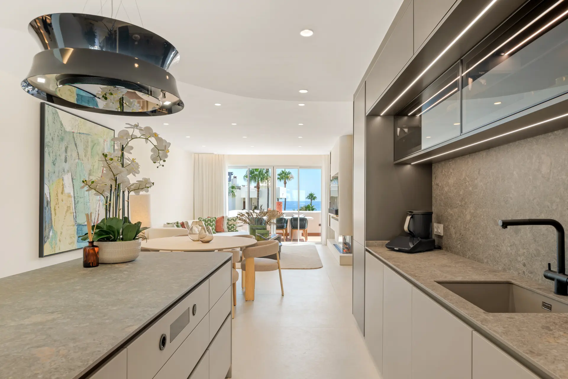 Oszałamiający apartament z trzema sypialniami, położony w ekskluzywnej strzeżonej społeczności Bahia Del Velerin, Estepona.