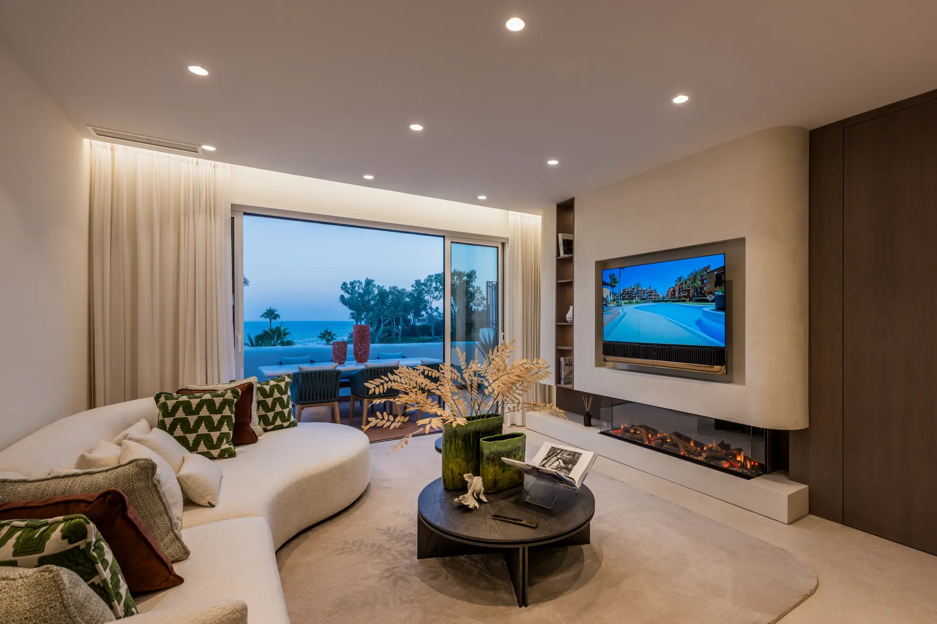 Oszałamiający apartament z trzema sypialniami, położony w ekskluzywnej strzeżonej społeczności Bahia Del Velerin, Estepona.