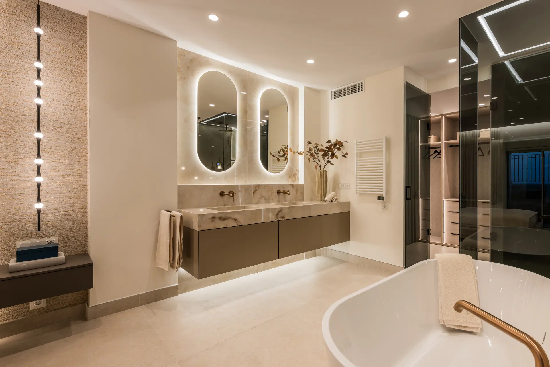 Oszałamiający apartament z trzema sypialniami, położony w ekskluzywnej strzeżonej społeczności Bahia Del Velerin, Estepona.