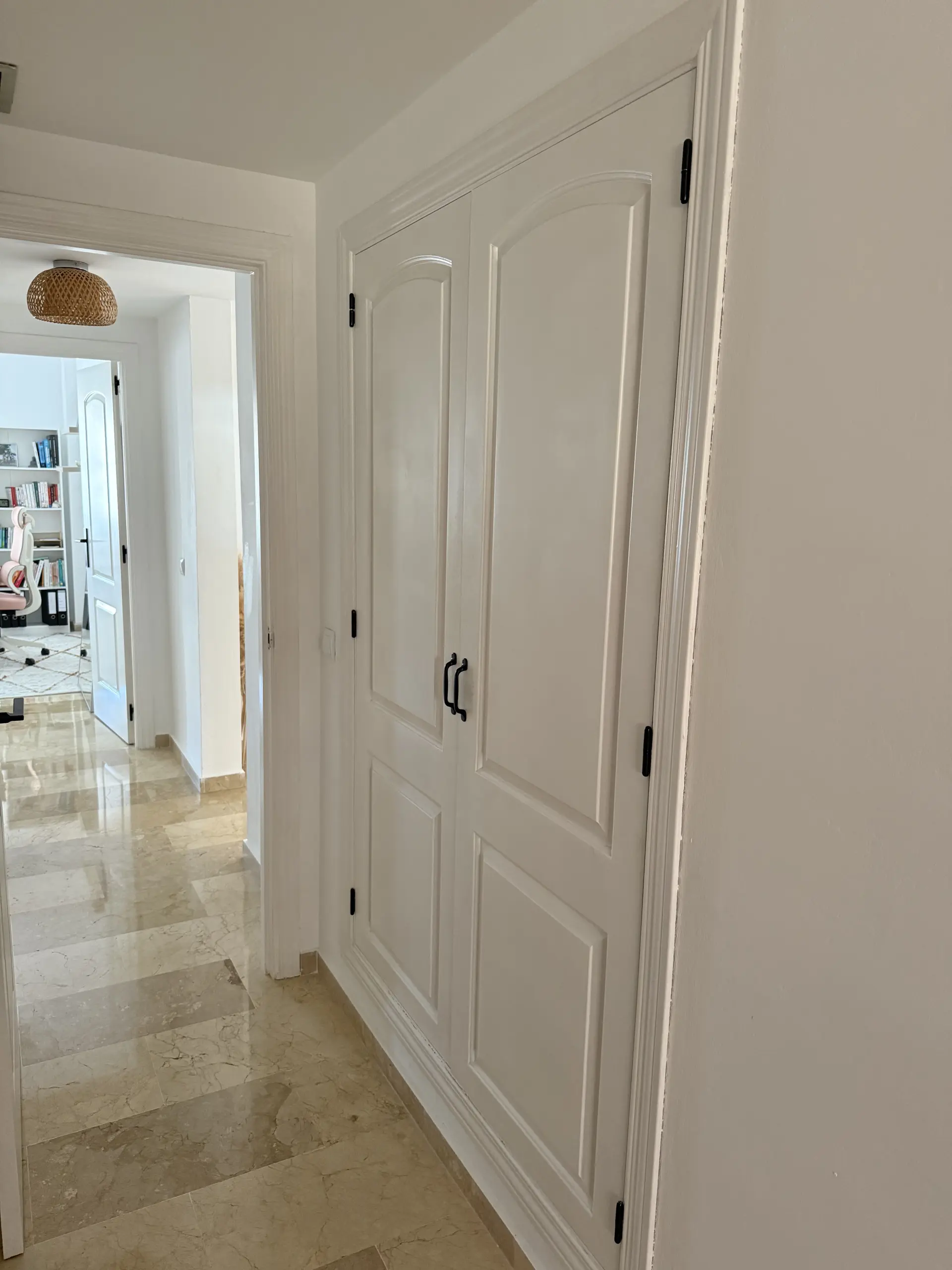 Bright South-Facing 3rd-Floor Apartment with Tourist Licence