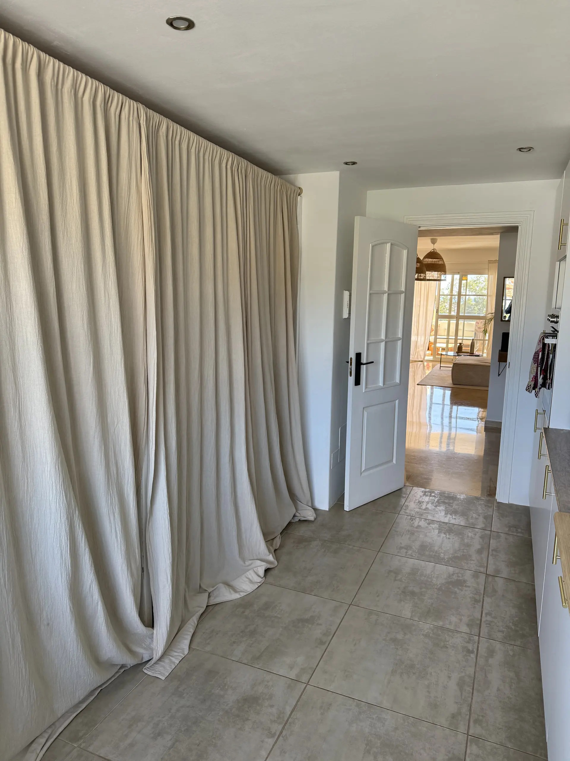 Bright South-Facing 3rd-Floor Apartment with Tourist Licence