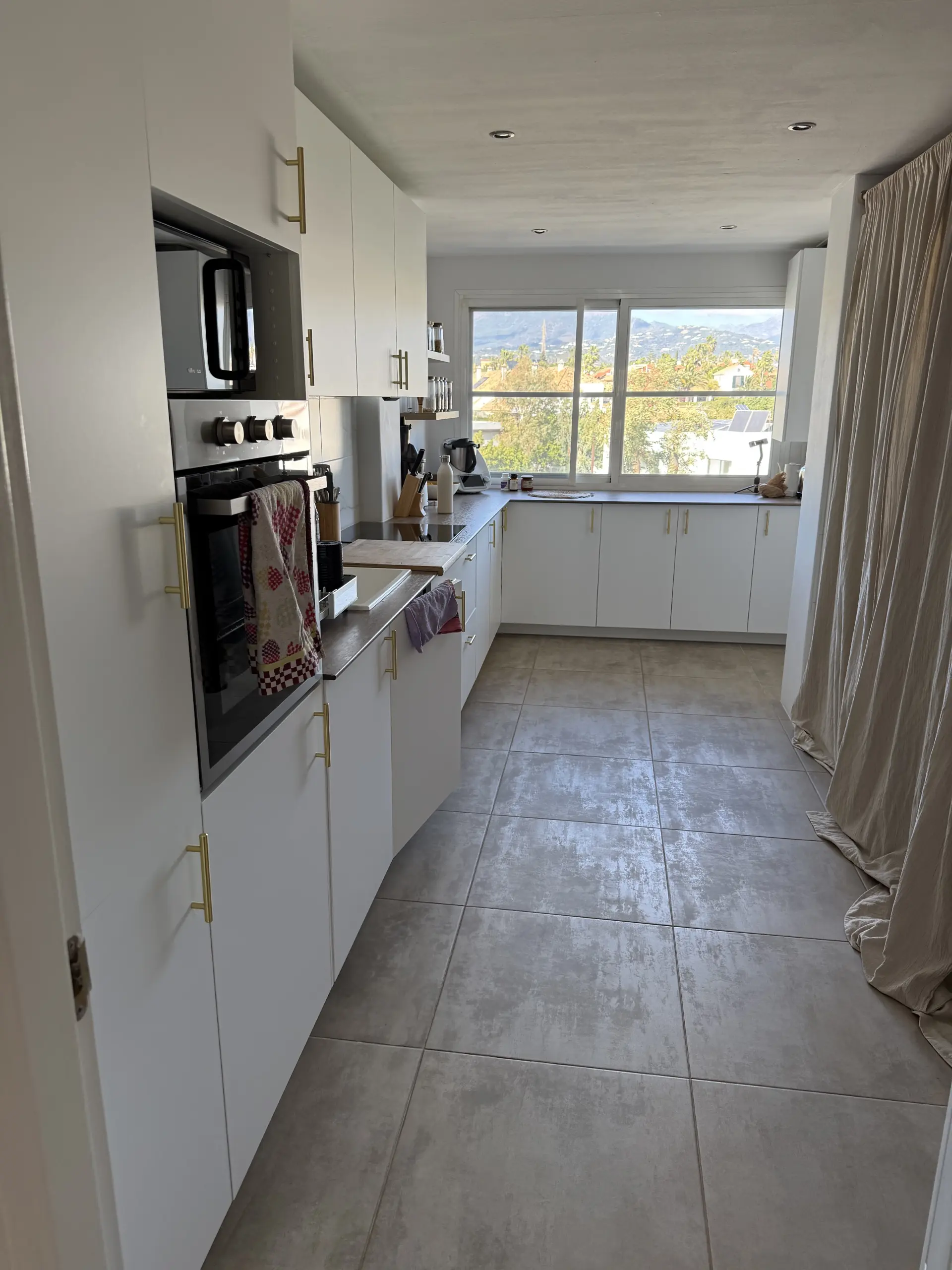Bright South-Facing 3rd-Floor Apartment with Tourist Licence