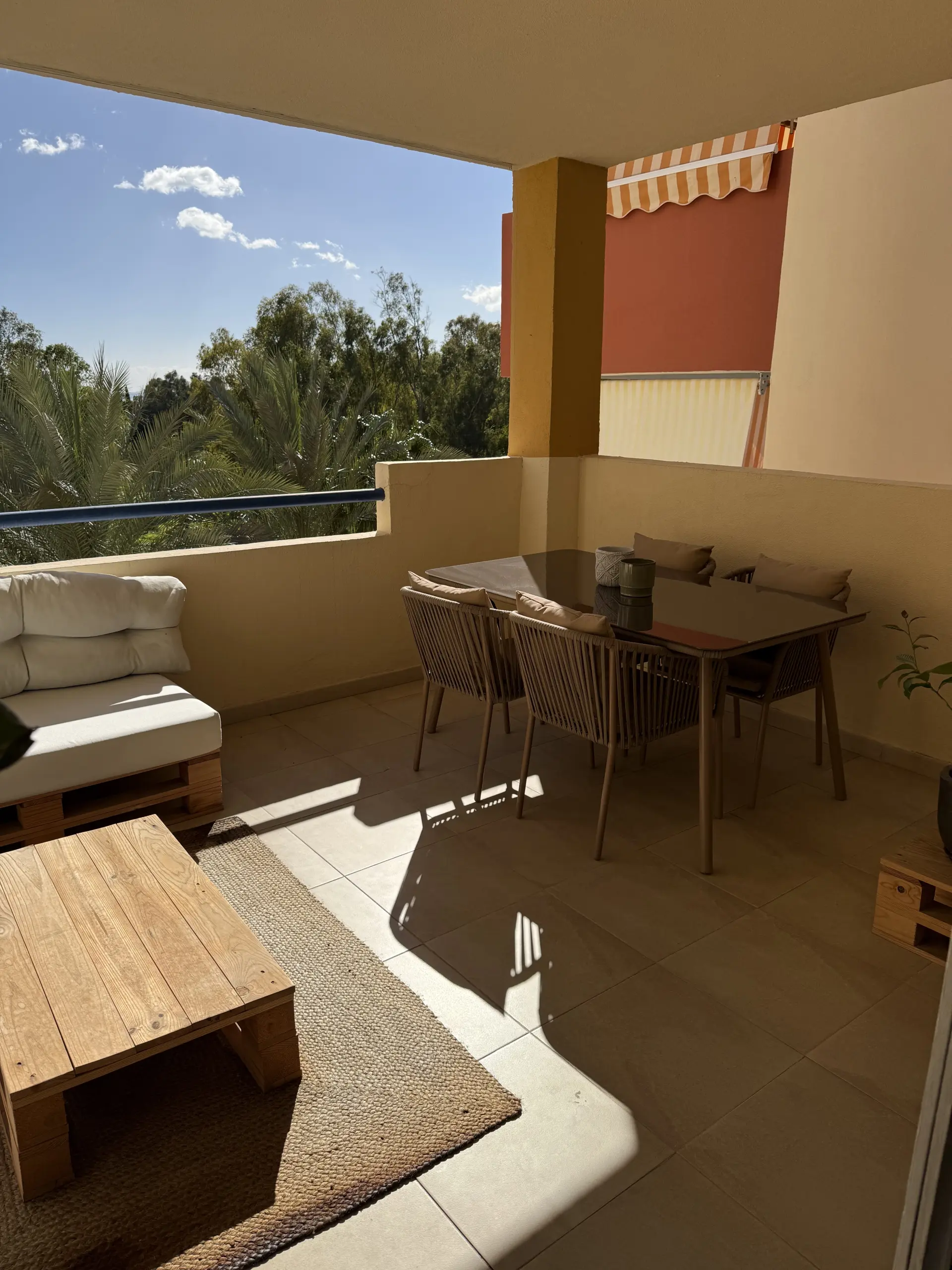Bright South-Facing 3rd-Floor Apartment with Tourist Licence