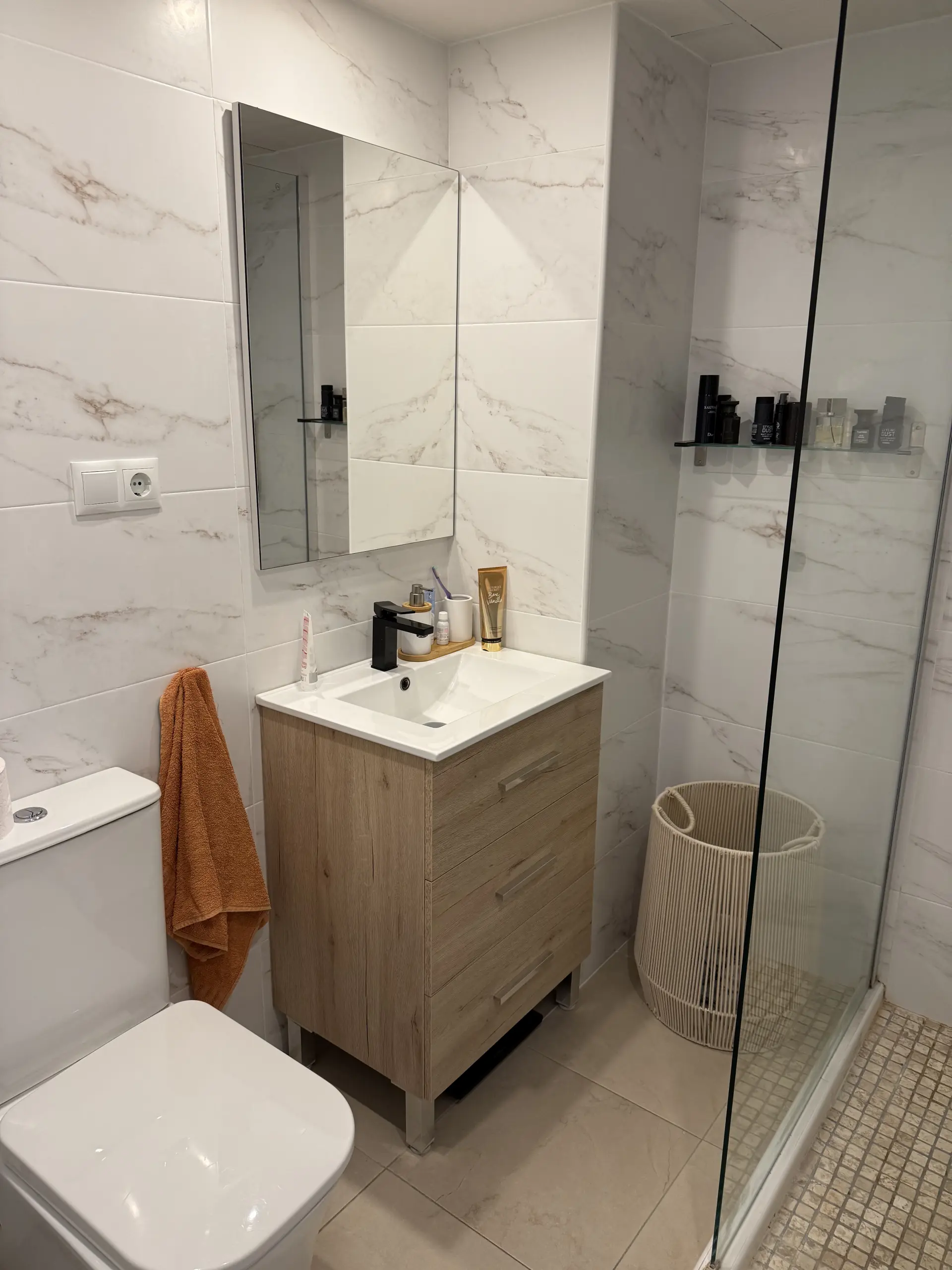 Bright South-Facing 3rd-Floor Apartment with Tourist Licence