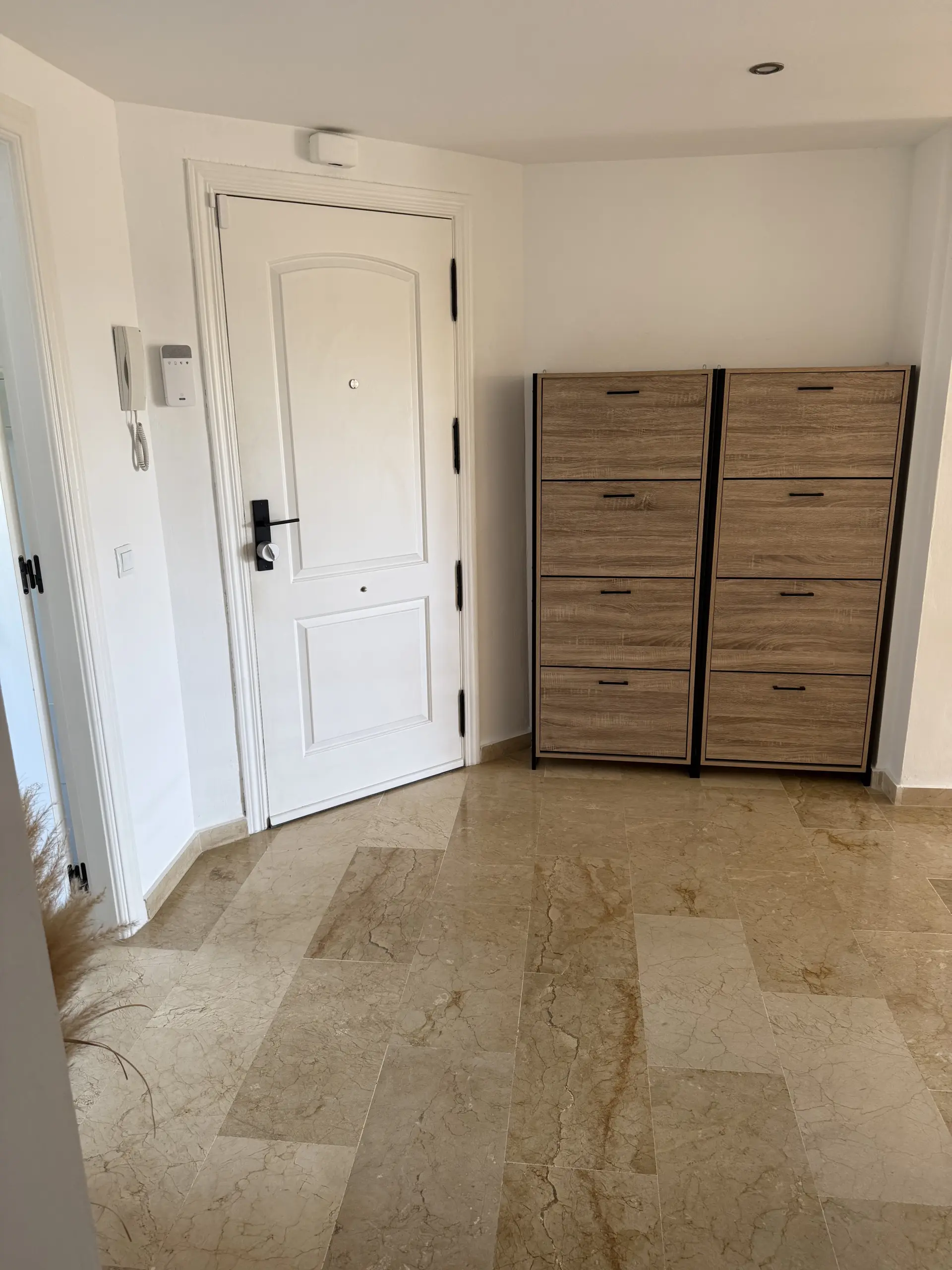 Bright South-Facing 3rd-Floor Apartment with Tourist Licence