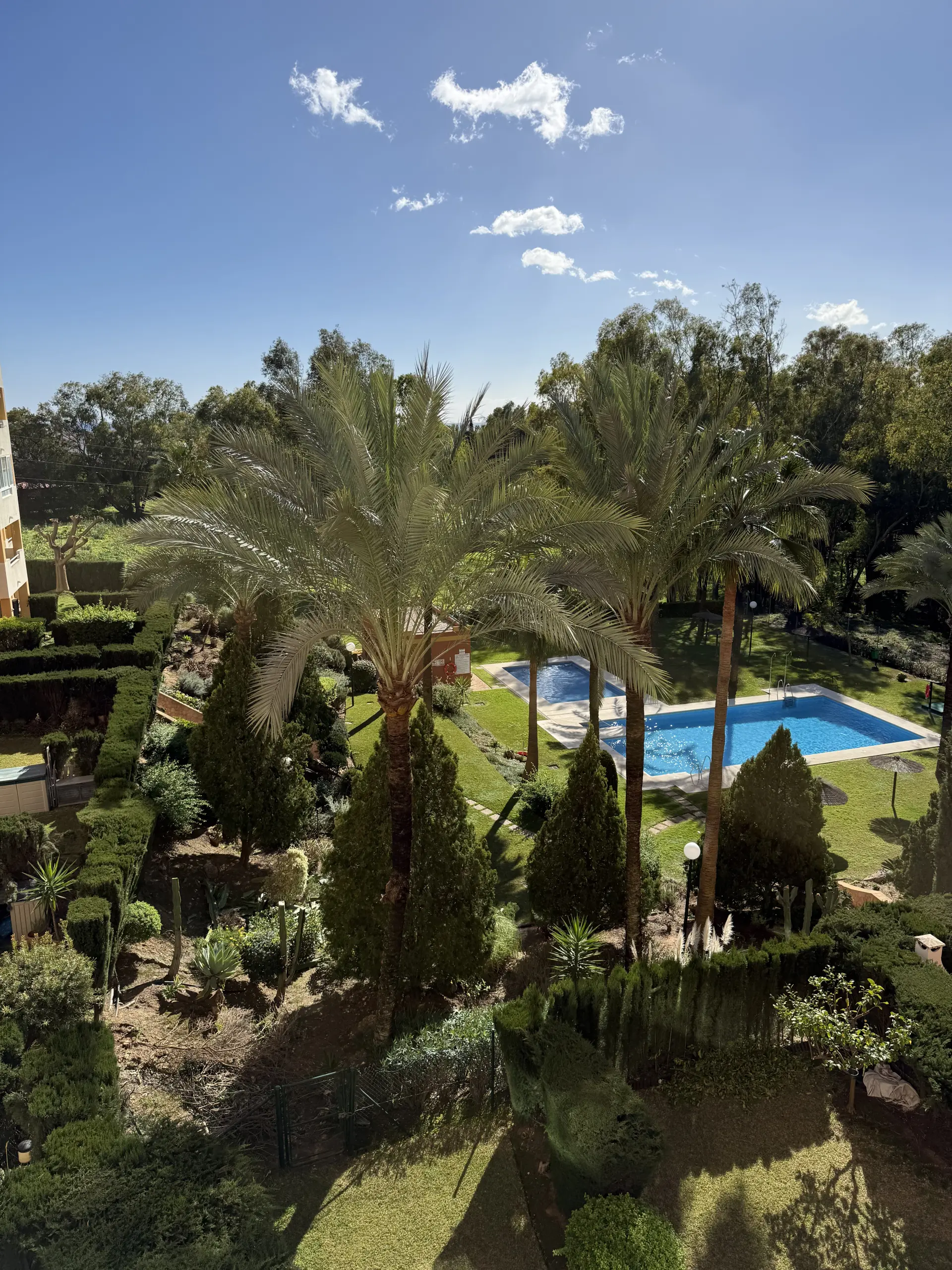 Bright South-Facing 3rd-Floor Apartment with Tourist Licence